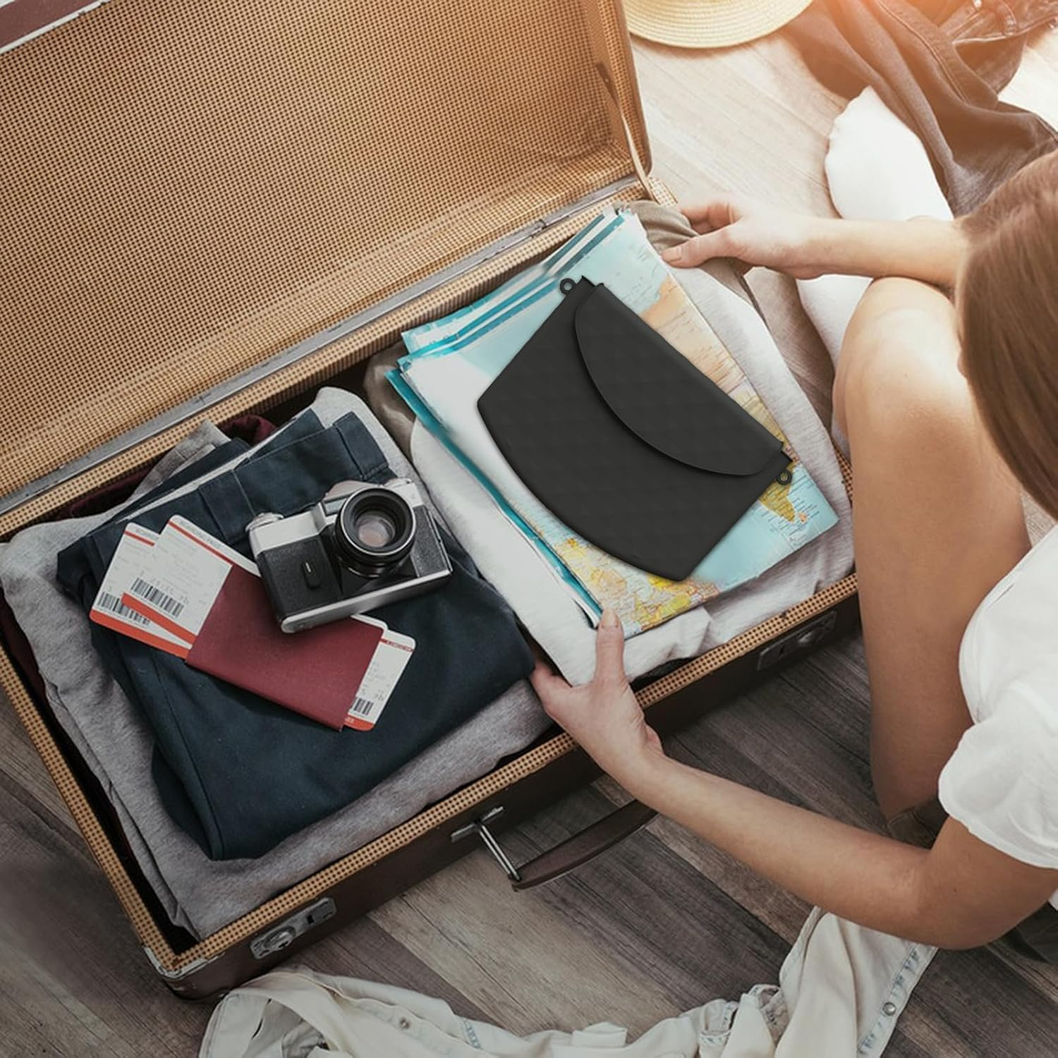 HTRTRR Silicone Cosmetic Bag, Silicone Cosmetic Bag for Women, Magnetic Closure Portable Cosmetic Bag, Holds Beauty Tools, Brushes, Toiletries, Iron, Fashion, Black, Pure Colour image number 3