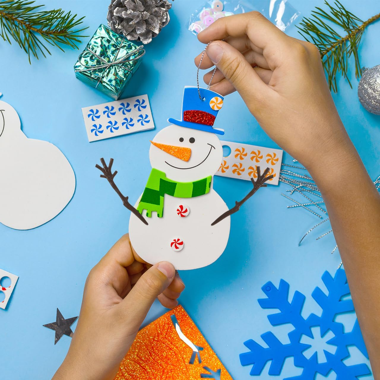 Abaodam 100Pcs Mini Plastic Snowman Hand Antler Shaped Tree Branch Snowman Crafts Kit for Party Favors Winter Xmas DIY Crafts Sewing image number 4