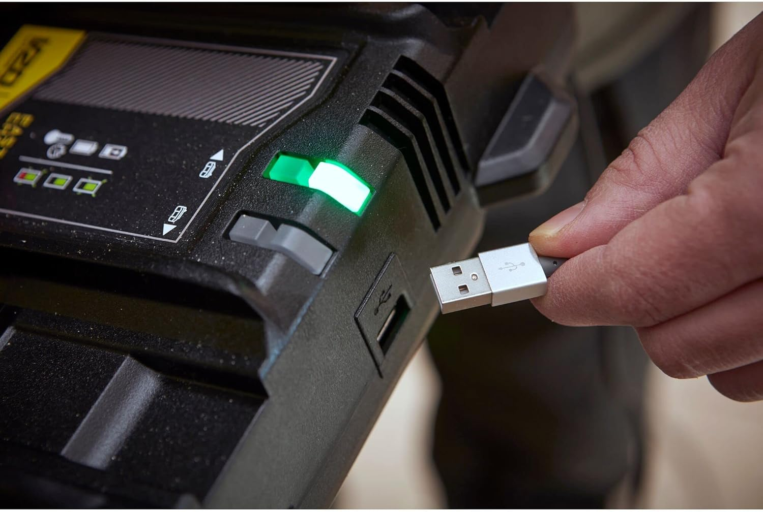 STANLEY FATMAX V20 | 18V 4A Dual Port Battery Fast Charger - Simultaneous Charging, Charges 2X4.0Ah Packs in 30 Minutes, USB Charger for Phones and Tablets image number 5