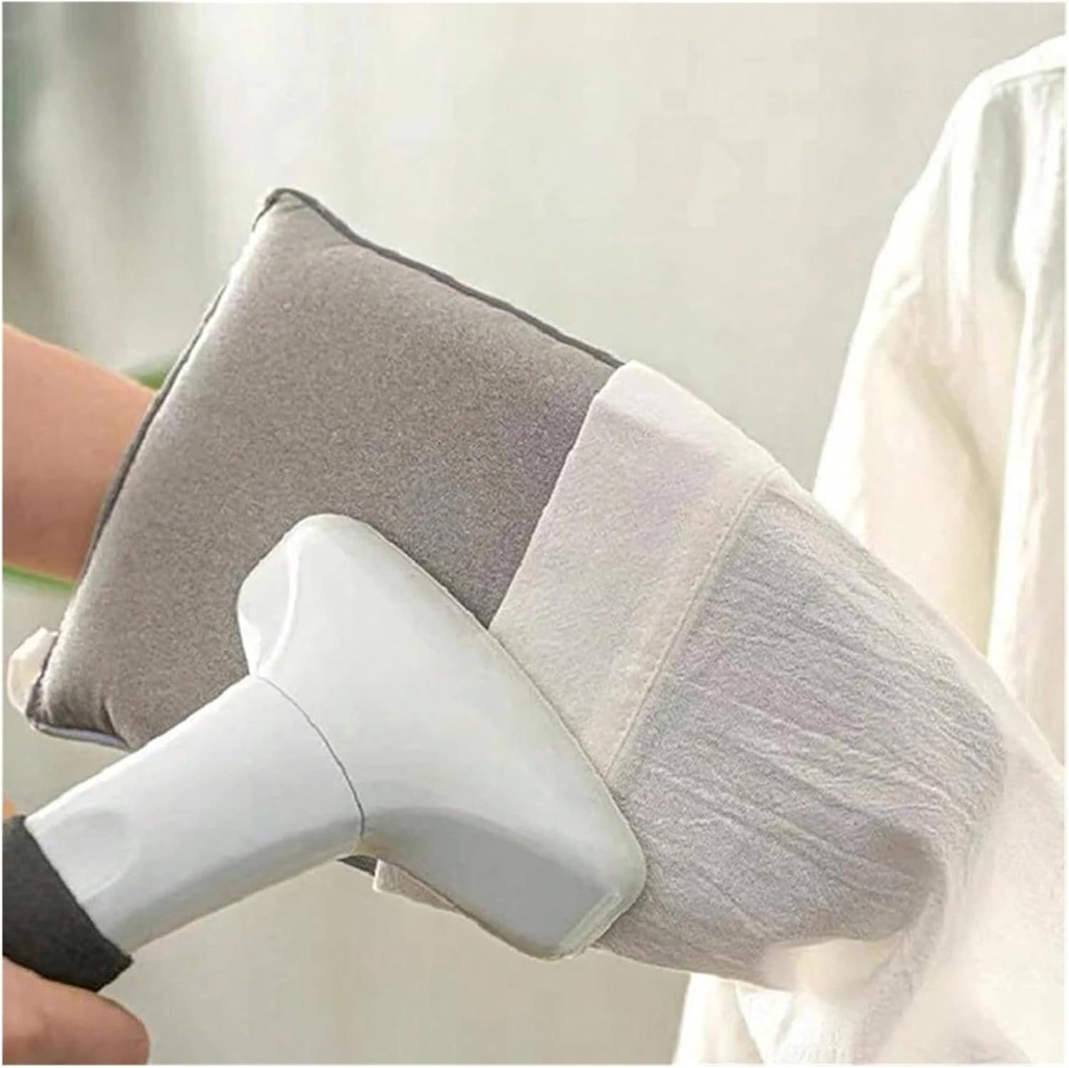 Garment Steamer Ironing Glove with Finger Loop &ndash; Waterproof Heat Resistant Steaming Mitt and Mini Ironing Board for Clothes Steamer, Anti-Scald Hand Protector