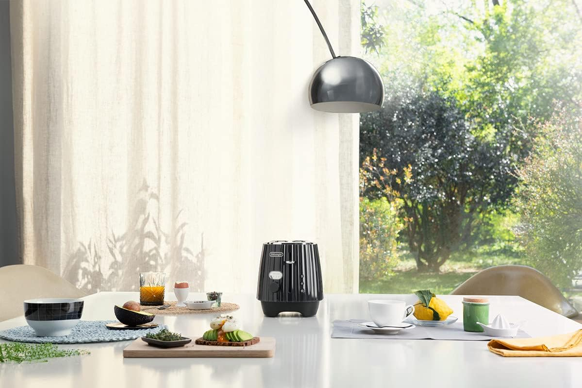 De'Longhi Ballerina Toaster, 2 Slot Toaster, Reheat, 5 Browning Settings, Defrost and Cancel Functions, Pull Crumb Tray, CTD2003.BK, 900W, Black - Green image number 3