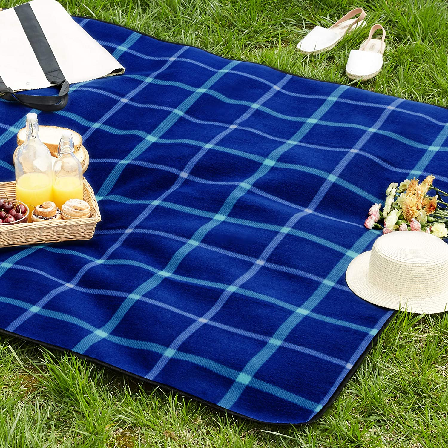 Amazon Basics Picnic Blanket with Waterproof Backing, 150 X 195 Cm image number 5