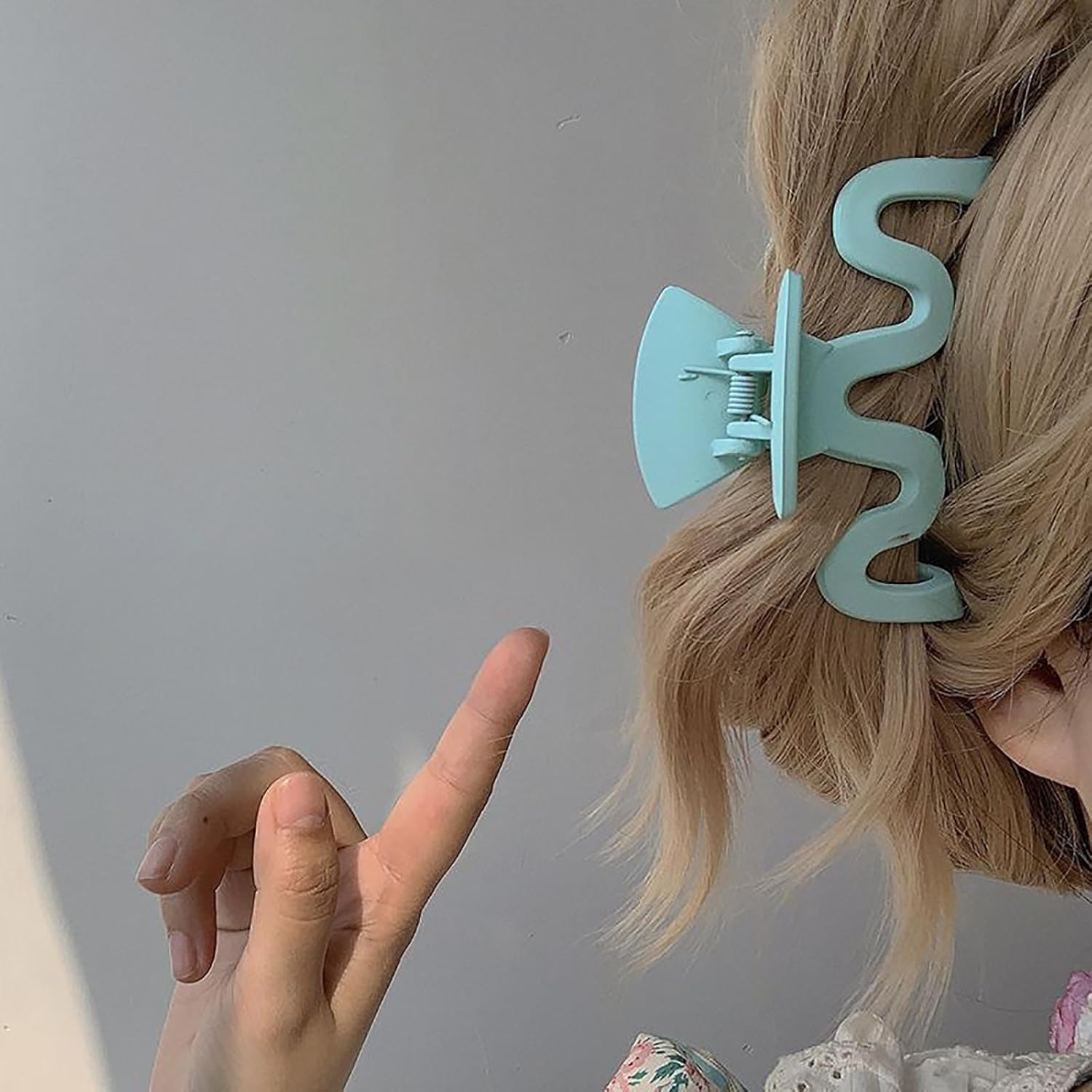 Tseenyi Large Hair Claw Clips, Irredular Claw Clips, Green Hair Claw Clips, Acrylic Claw, Wavy Hair Clips, Large Hair Claw Barrette, Minimalist Large Hair Clip, Hair Accessories image number 5