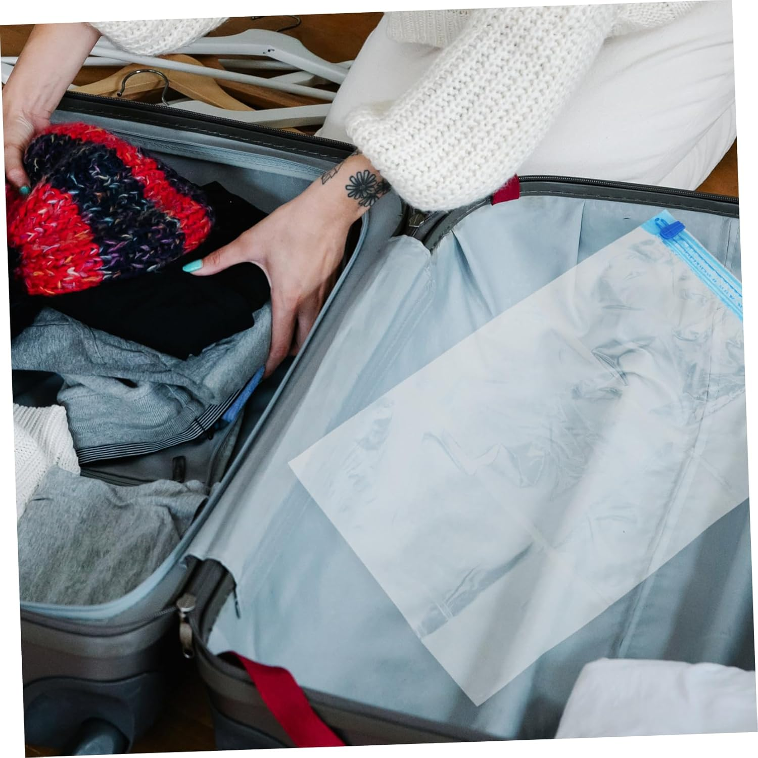 Levemolo 5Pcs Travel Hand Roll Vacuum Compression Bags for Clothes Space Saver Bags for International Travel Must Haves Material for Easy Identification image number 4