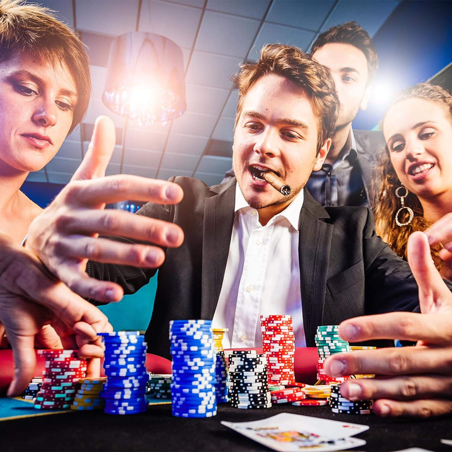 Costway 300 PCS Casino Poker Chip Set, Texas Holdem Poker Chips W/Lockable Aluminum Case, 2 Deck of Cards, 5 Dices, Dealer Button, 1 Table Felt, Professional Complete Poker Chip Set Dice Cards