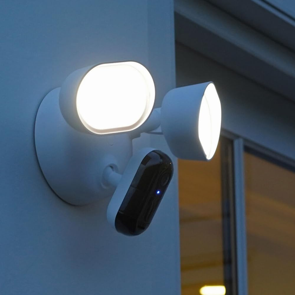 Arlo Wired Floodlight Camera | Home Security Camera with 2K Video and HDR | 2000 Lumens | Integrated Siren, Weather-Resistant, Colour Night Vision, 160&ordm; Field of View, 2-Way Audio, White (2025) image number 2