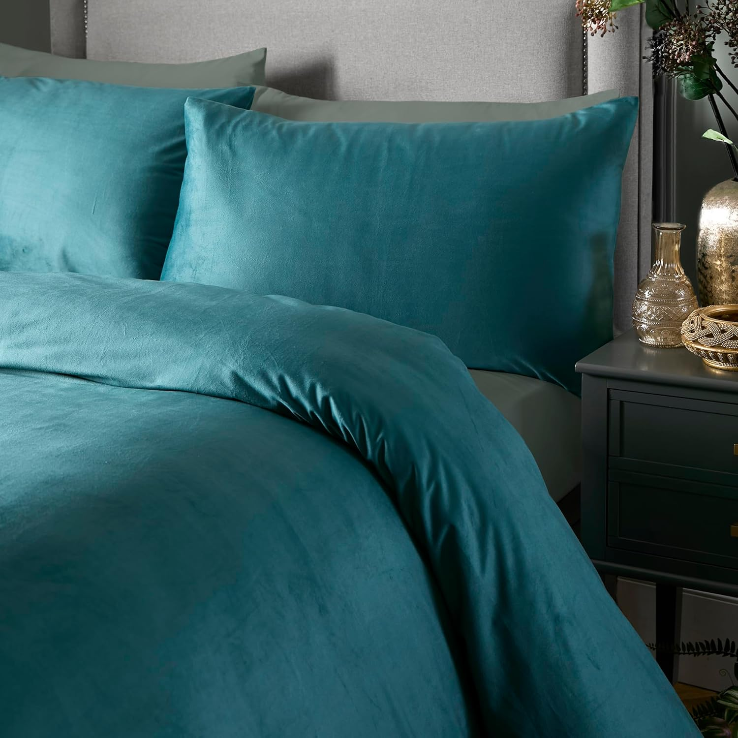 Laurence Llewelyn-Bowen - Teal Velvet Duvet Cover Set - Double Bedding Size (200 X 200Cm) - 2 Pillowcases - Soft Touch - Designer - Teal Blue Luxury Bedding Set - Velvet Bedding in Teal Blue image number 3