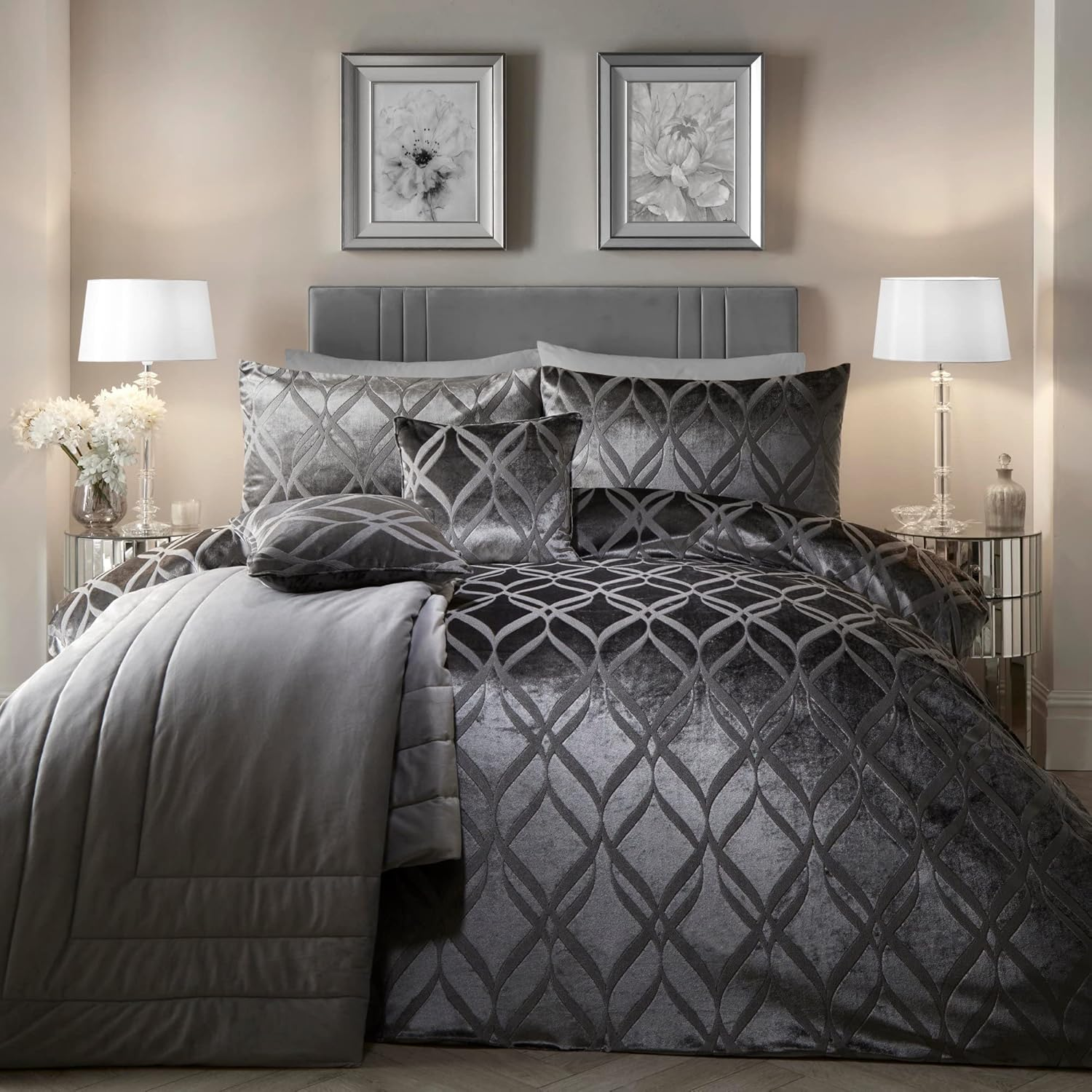 Soiree - Luxury Silver Ogee Velvet Duvet Cover - Double Bedding Size (200 X 200Cm) - 2X Pillowcases - Soft & Cosy Velvet Bedding in Silver - Jacquard - Luxury Bedding - Glamorous Silver Duvet Sets image number 6