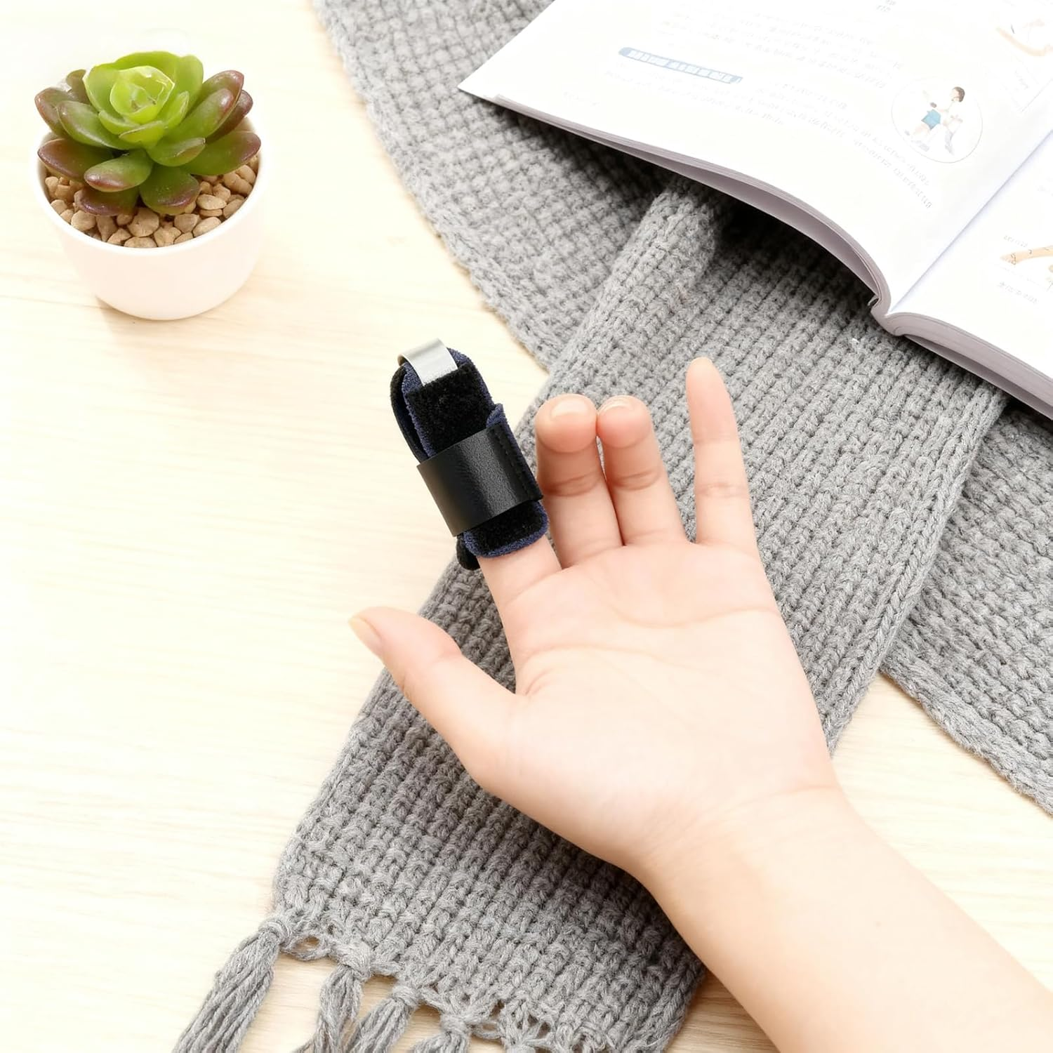 4Pcs Toe Splint Stabilizer, Toe Separators Toe Protector, Supports Adult and Child Skin-Friendly Breathable Splints ，Suitable for Toe Fracture Fixation, Toe Alignment, Arthritis Pain Relief