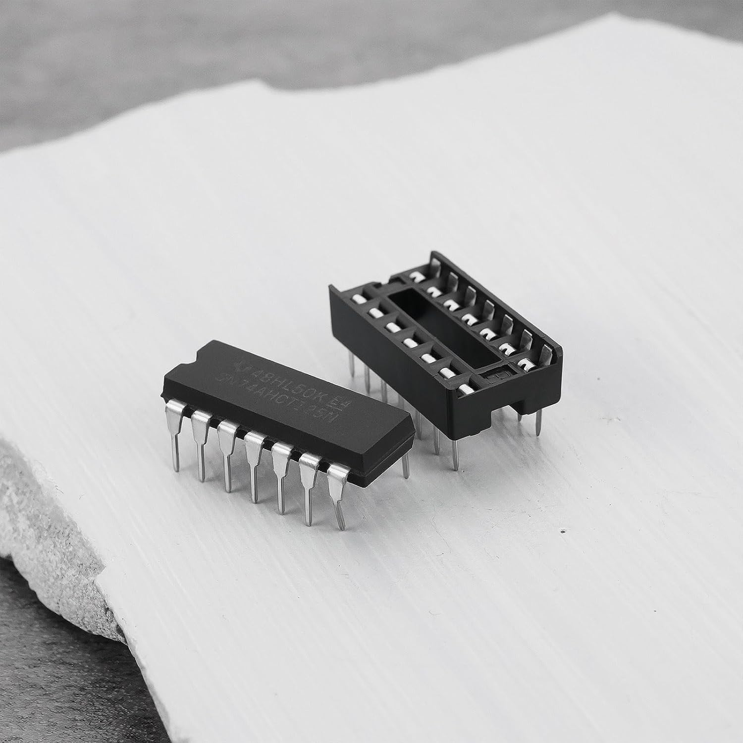 Be in Your Mind 5 Sets of SN74AHCT125N Quad Bus Buffer Three-State Outputs Chips with Sockets for Digital Circuits Buffering image number 2