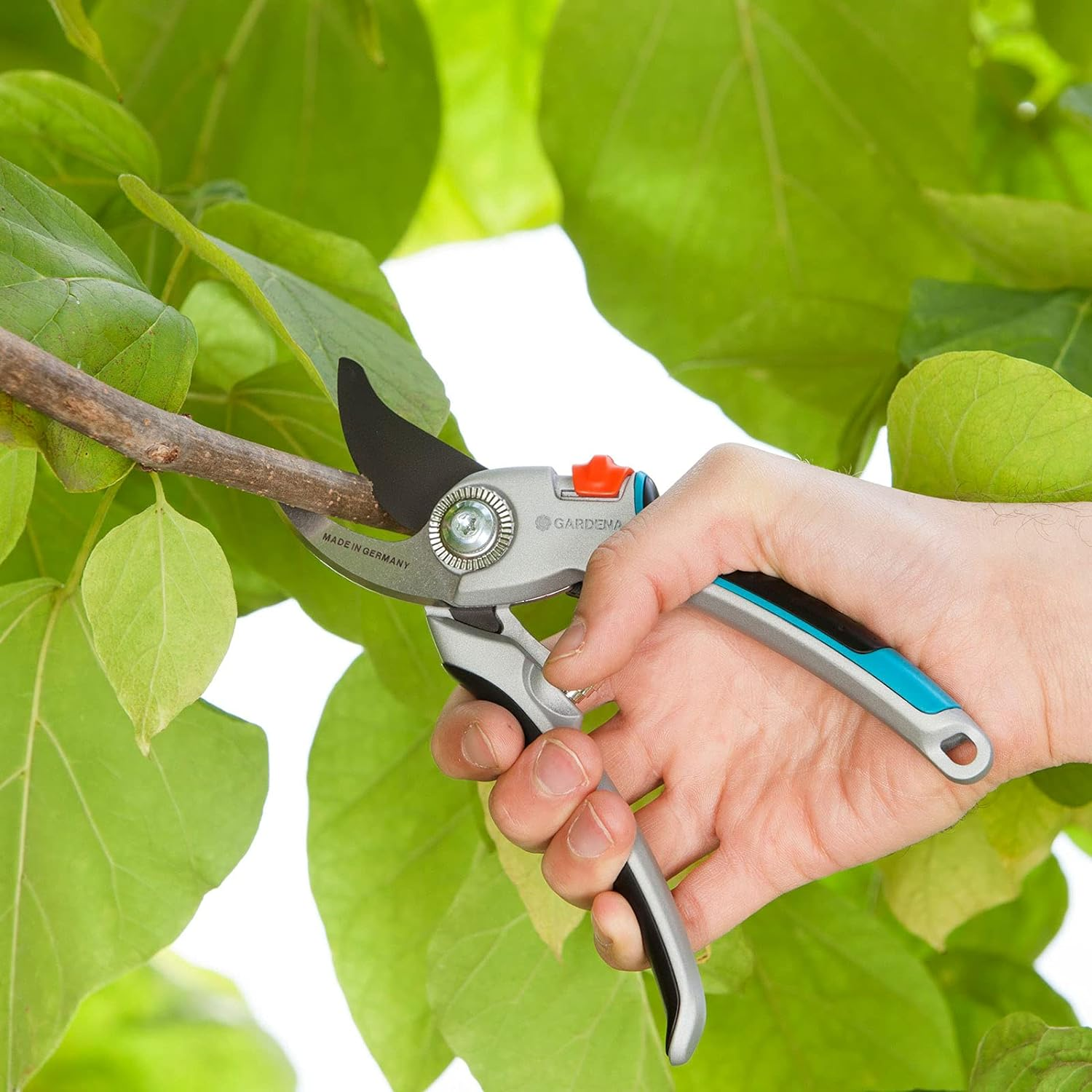 Gardena Aluminium Bypass Garden Secateurs image number 1