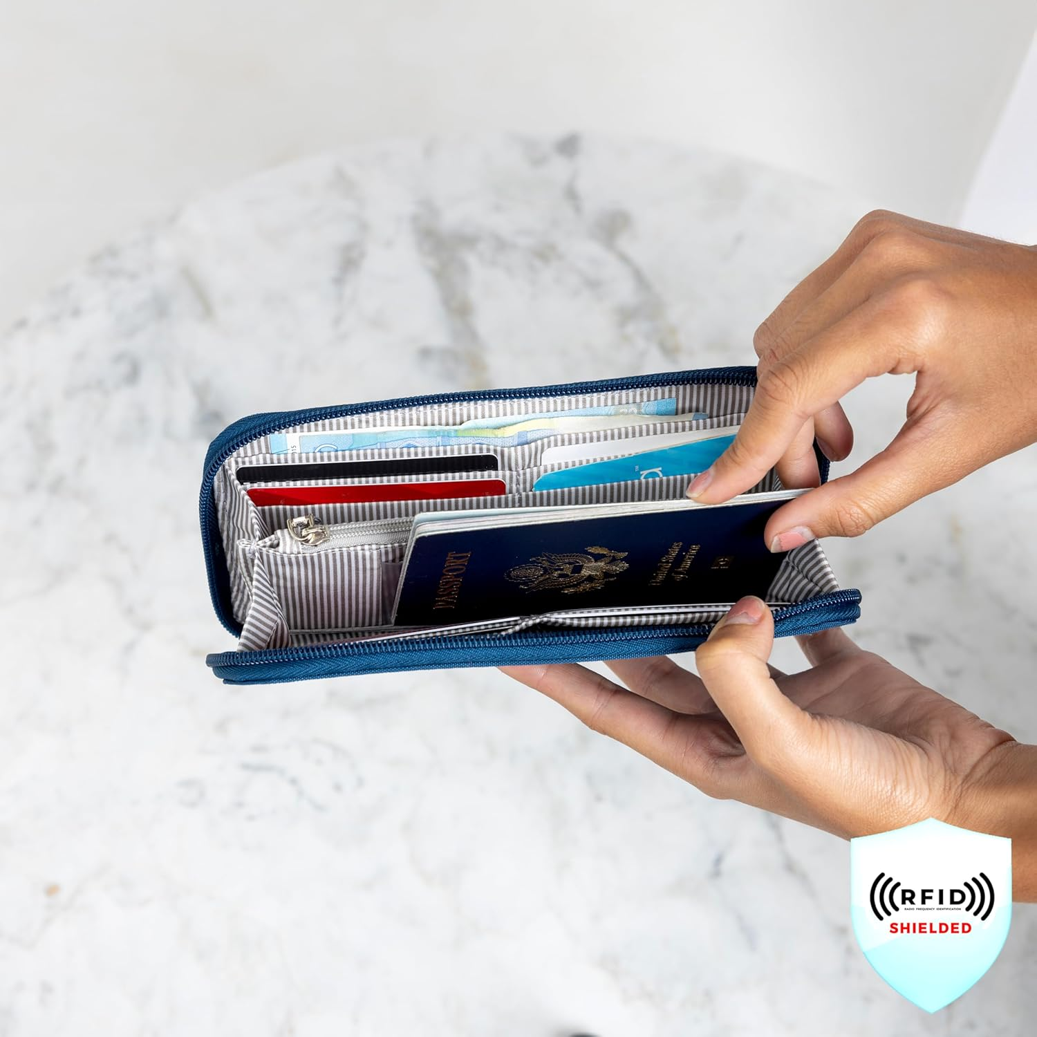 Travelon RFID Blocking Single Zip - Black image number 2