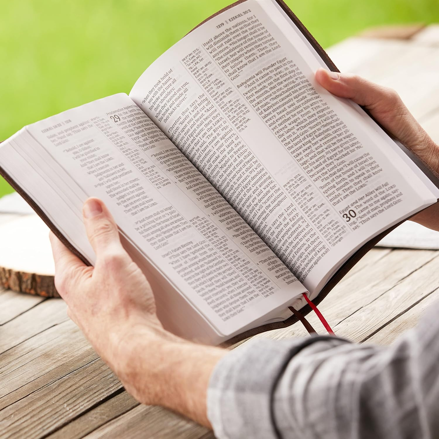 NKJV Giant Print Center-Column Reference Bible, Verse Art Cover Collection, Red Letter, Comfort Print [Purple]: Holy Bible, New King James Version image number 1