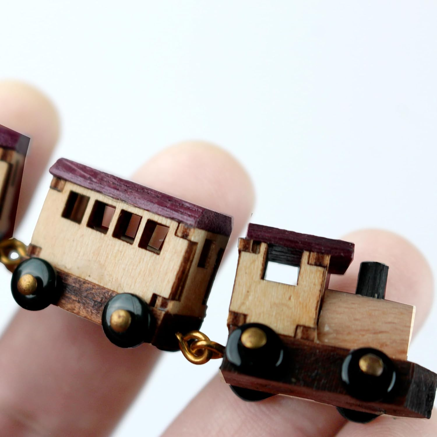 Affezionarsi Music Box. Handcrafted Wooden Moving Musical Box，Small Train with Wagons. Moving Trains around the Mountain. Beechwood Material Comes in a Premium Gift (The Small Train of Alishan)