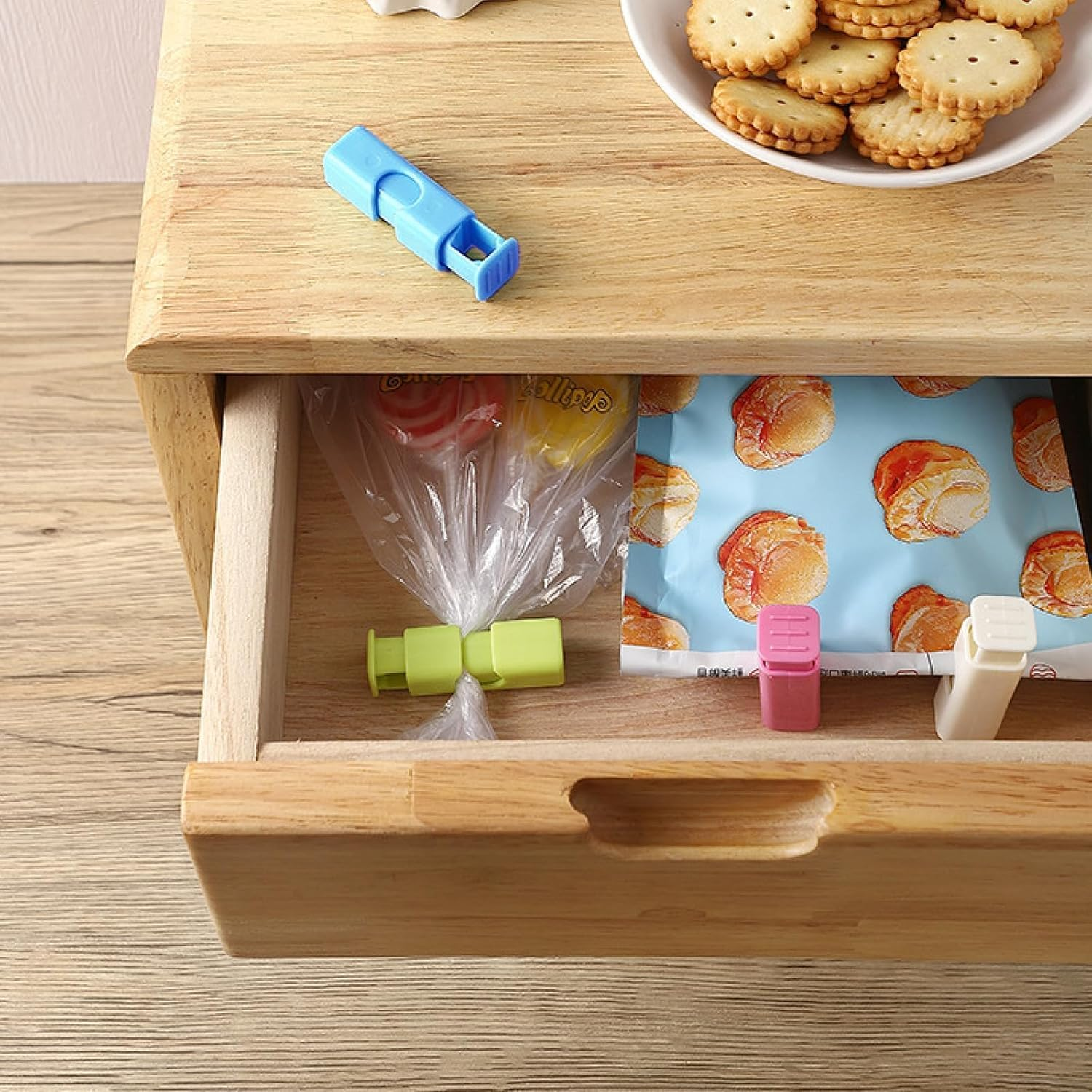 Squeeze Bread Bag Clips, Food Bag Cinch Clips, Easy Squeeze Lock, Set of 12 image number 4