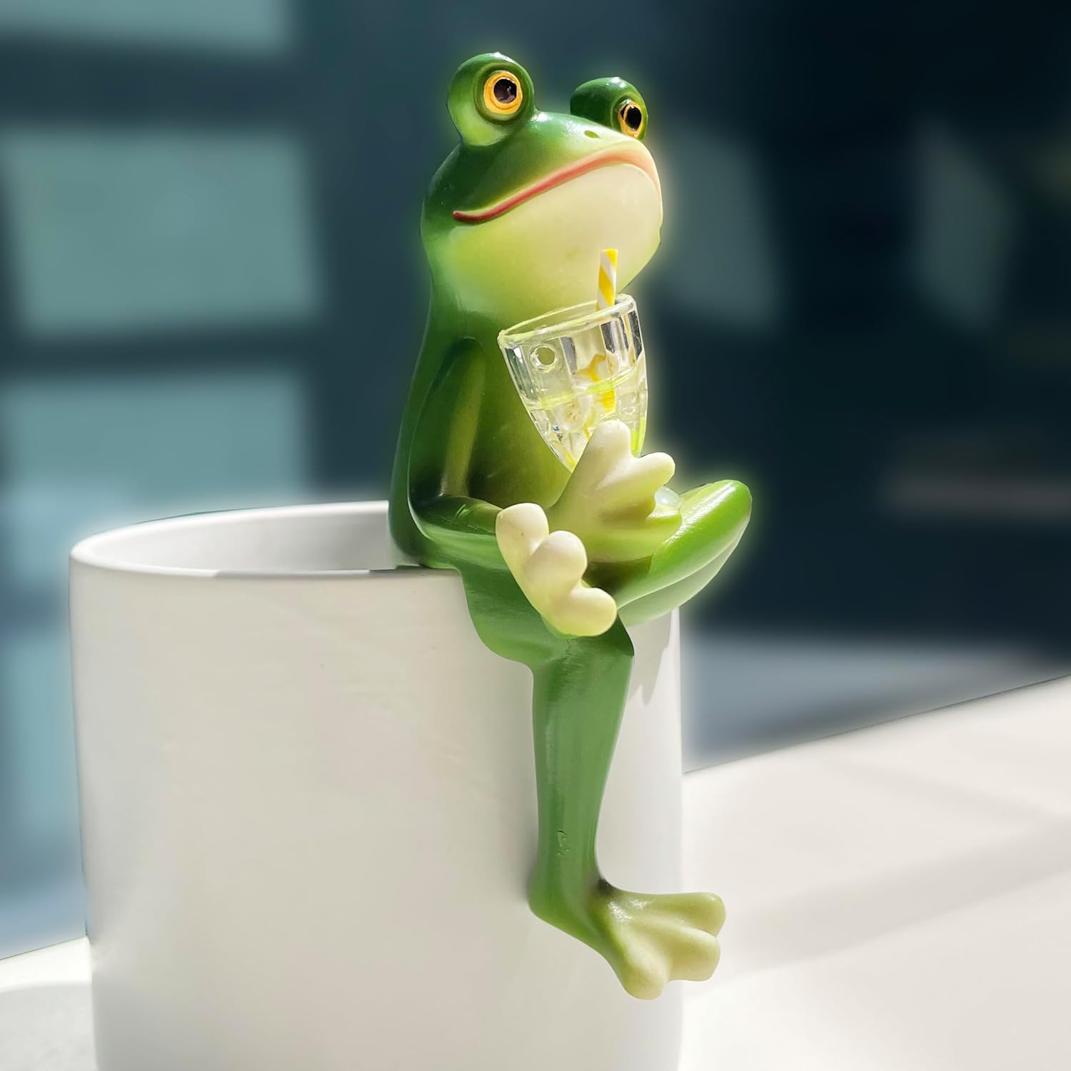 Funny Drinking Frog Statue Flower Pot Hugger Resin Hanging Frog Figurine Planter Pot Decorations for Home Garden Fence Balcony Patio Lawn Yard Ornaments (Drinking Juice)