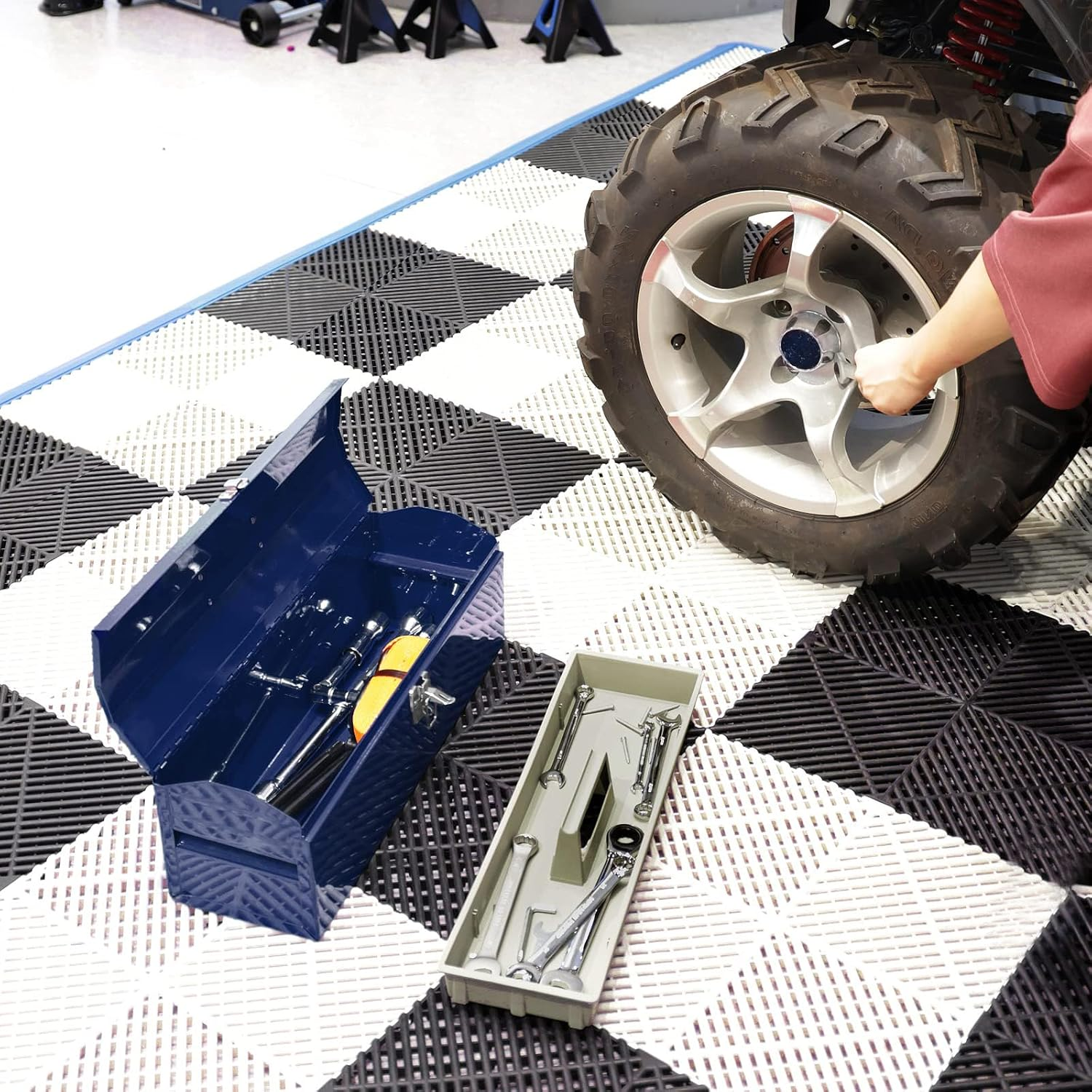 TCE ATB101U-1 Torin Portable Steel Tool Box: 19" Hip Roof Style with Metal Latch Closure and Removable Storage Tray, Blue image number 3