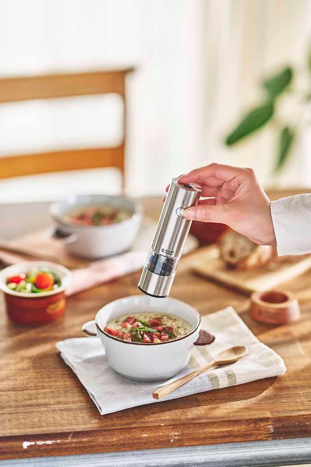 Russell Hobbs 7941JP Mini Rechargeable Salt & Pepper Mill image number 3