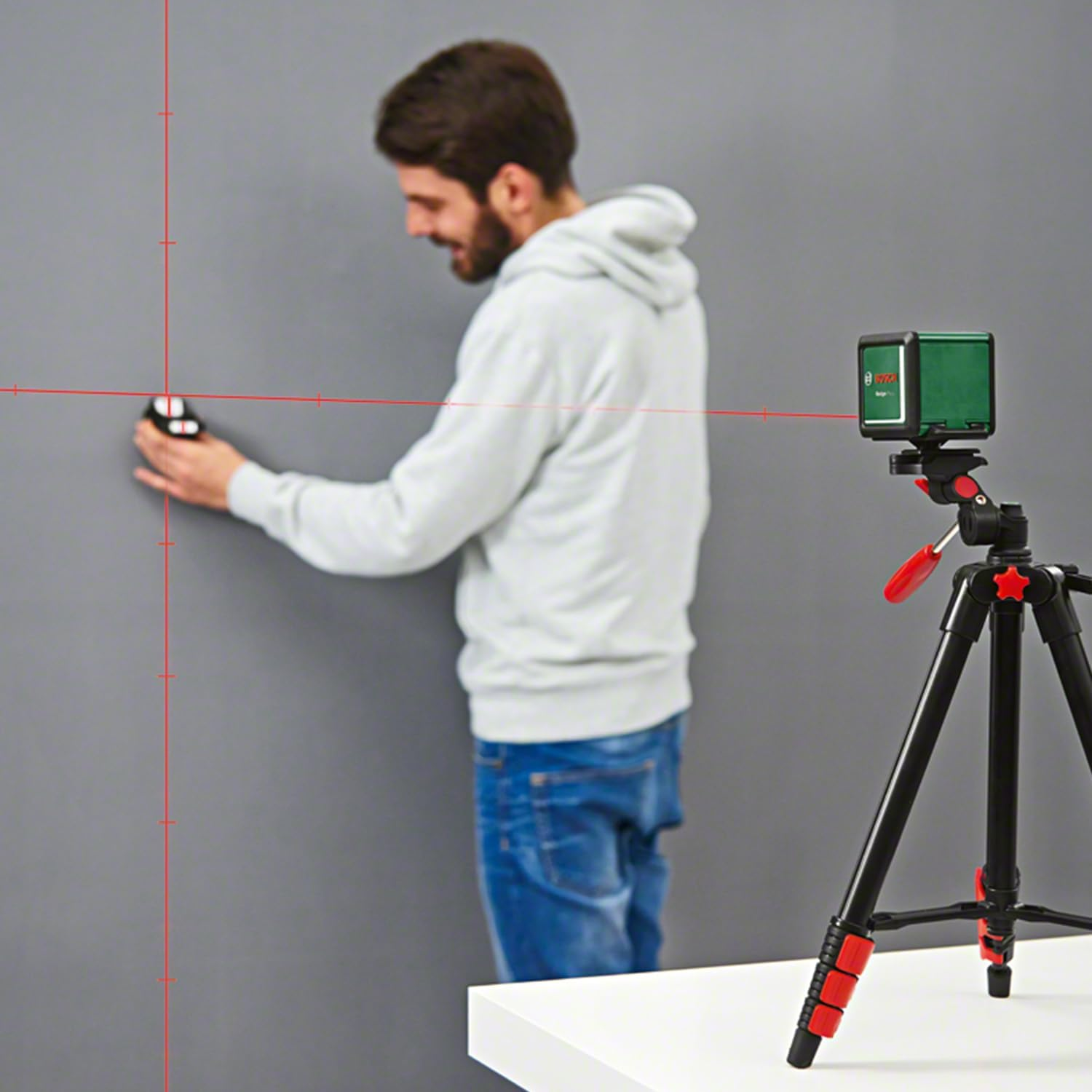 Bosch Cross Line Laser Quigo plus with Tripod (Easy Alignment at Equal and Variable Distances Thanks to Markings on the Laser Line, in Cardboard Box) image number 1