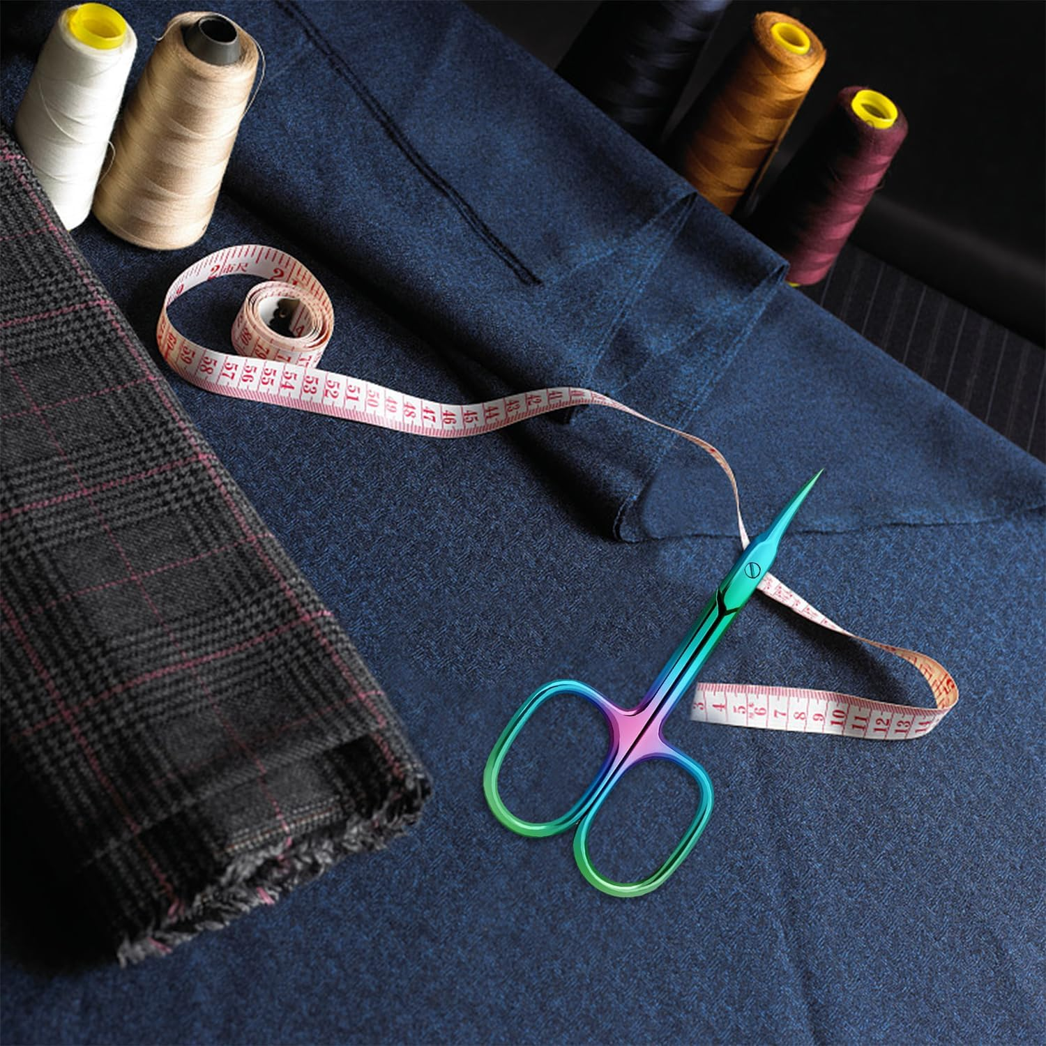 Pack of 2 Coloured Titanium Scissors for Dead Skin, Made of Stainless Steel, Rustproof and Durable, Suitable for Trimming Dead Skin Areas and Daily Care