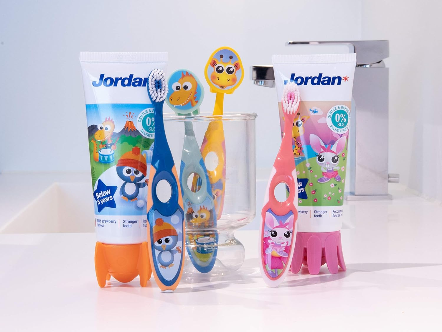 Jordan &reg; | Step 2 Toothbrush Kids | Kids Toothbrush for Age 3-5 Years Old | Double Sensitive Soft Bristles, Toothpaste Indicator, Dual Ergonomic Handle & BPA Free | Mixed Colour | 1 Unit