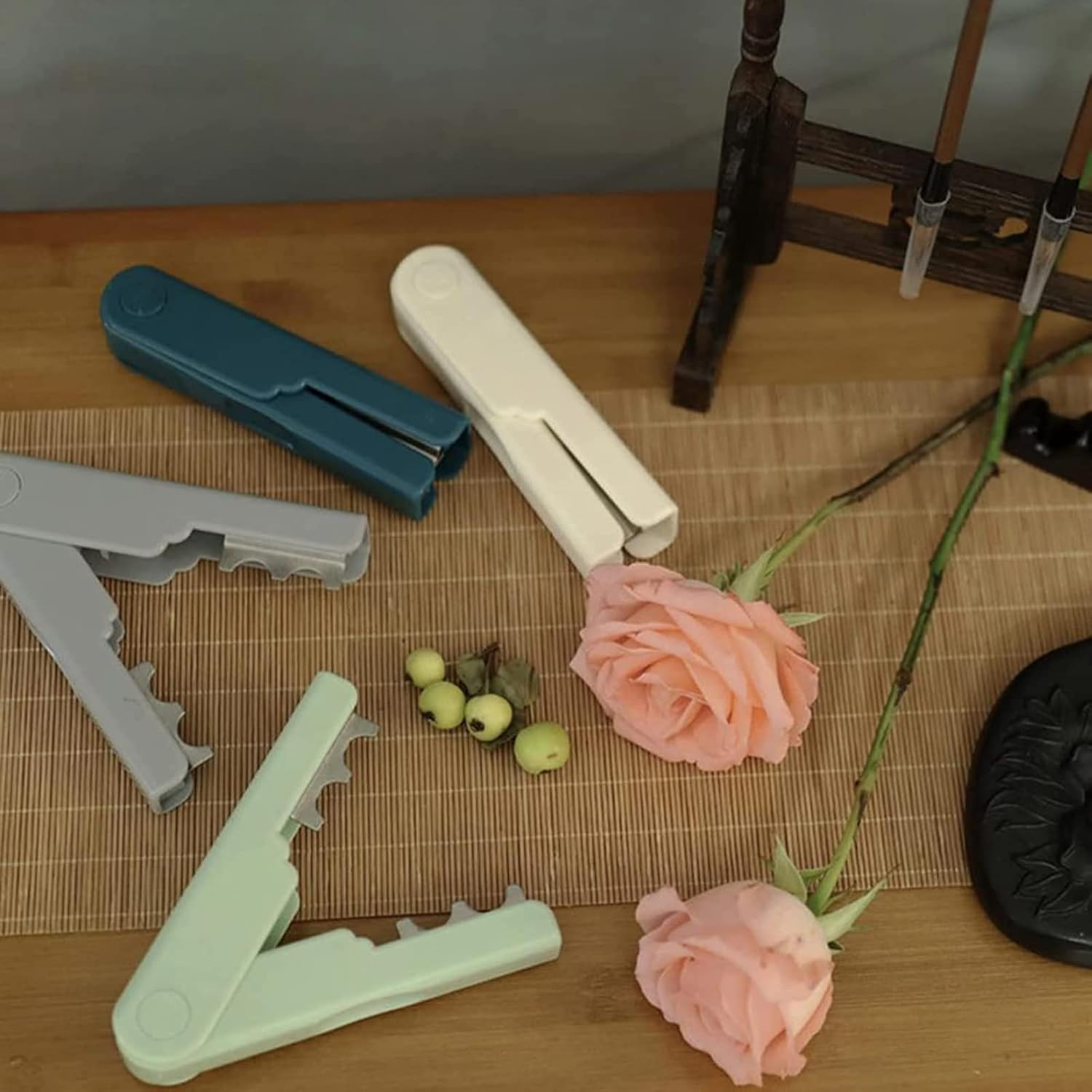 TEONEI Rose Thorn Stripper Tool,Rose Thorn Remover,Leaf Thorn Stripper Tool,Flower Stem Cutter(Pink) image number 1