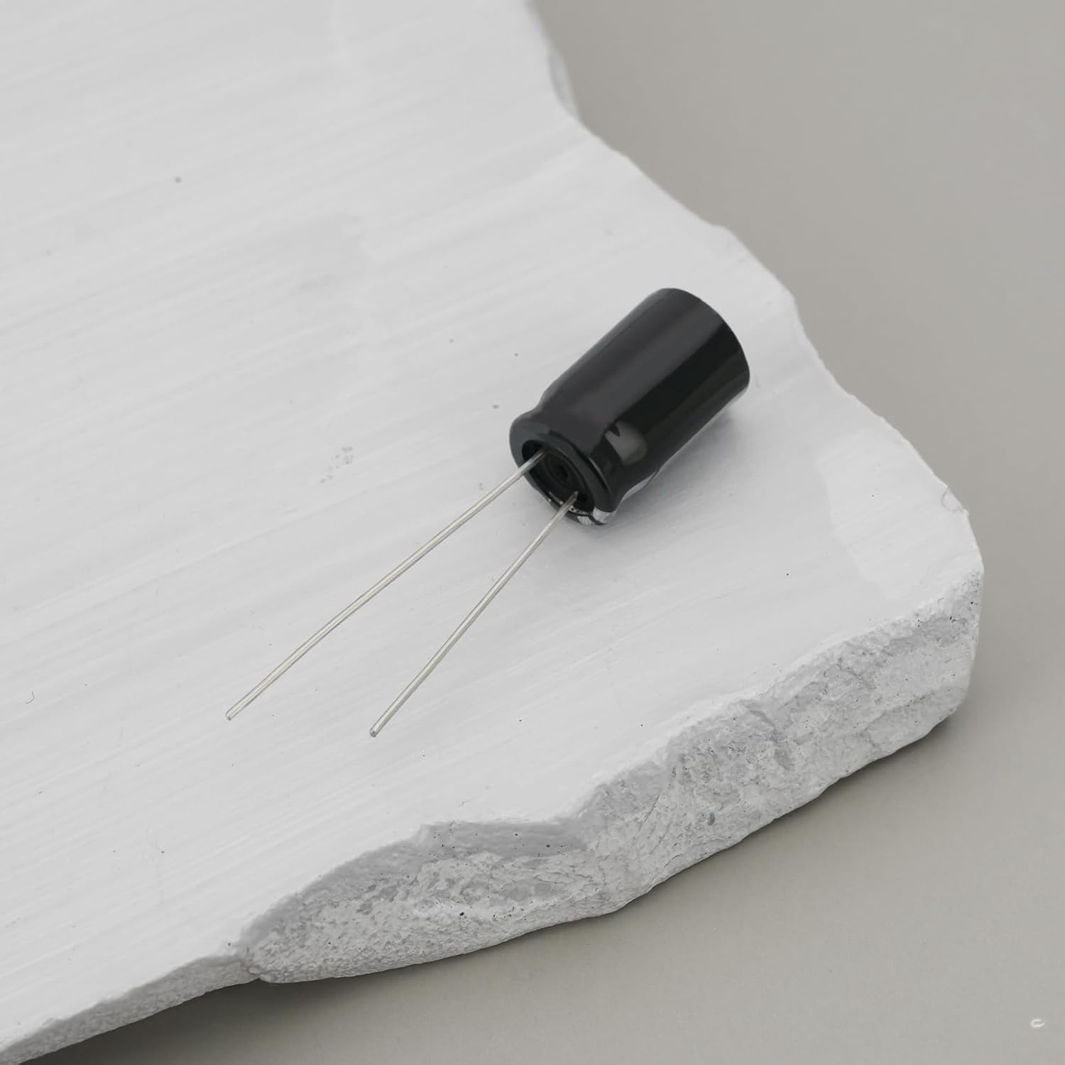 Be in Your Mind 50Pcs Electrolytic Capacitor Radial Leads Cylindrical Electrolytic Capacitor 25V 470Uf for Electronics Household Appliances 8X12Mm Black image number 1