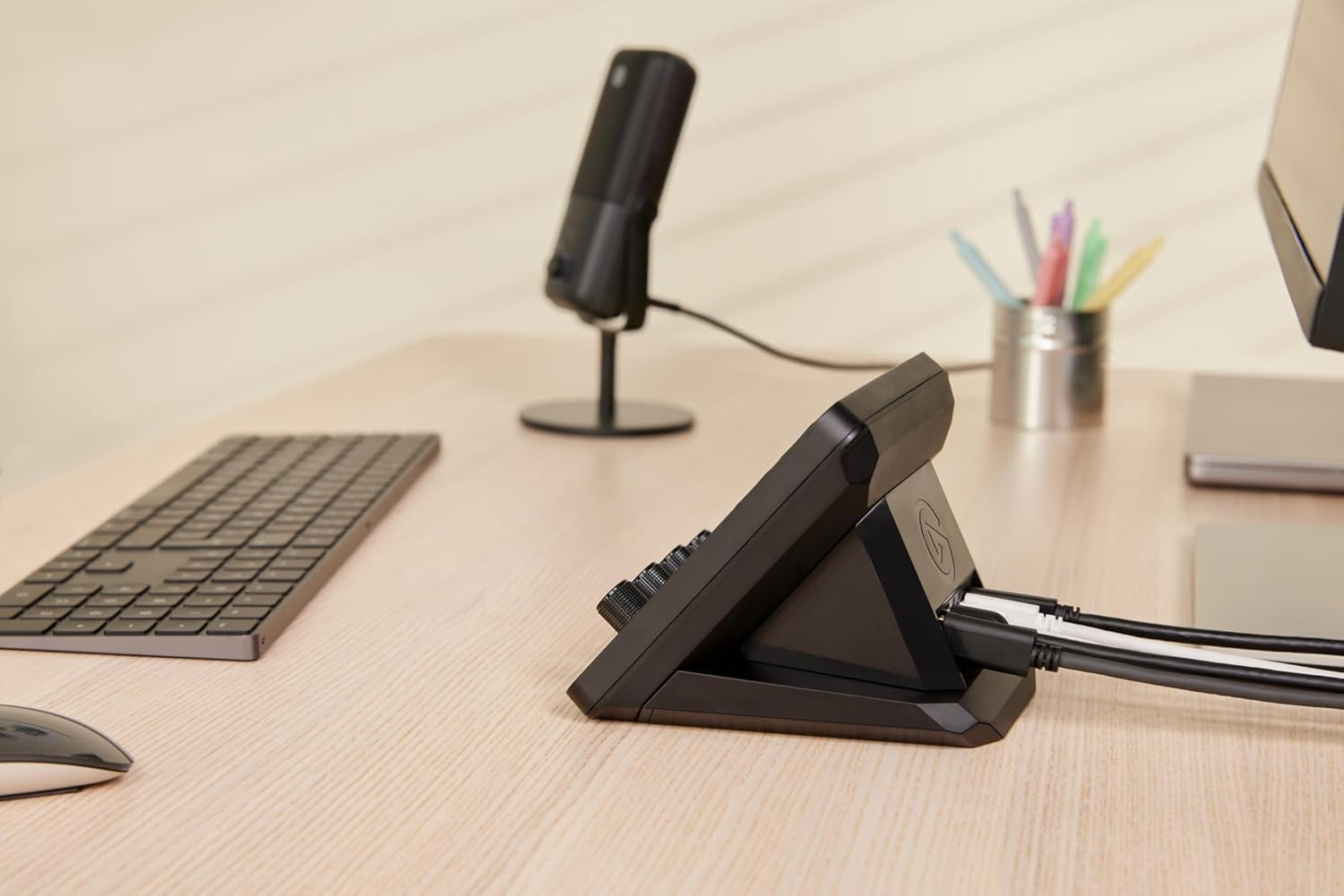 Elgato USB Hub &ndash; for Stream Deck +, 2 USB-C Ports/2 USB-A Ports, Power Delivery, Sd/Microsd Card Reader &ndash; USB-C, Mac/Pc, Stream Deck & Power Supply Not Included image number 3