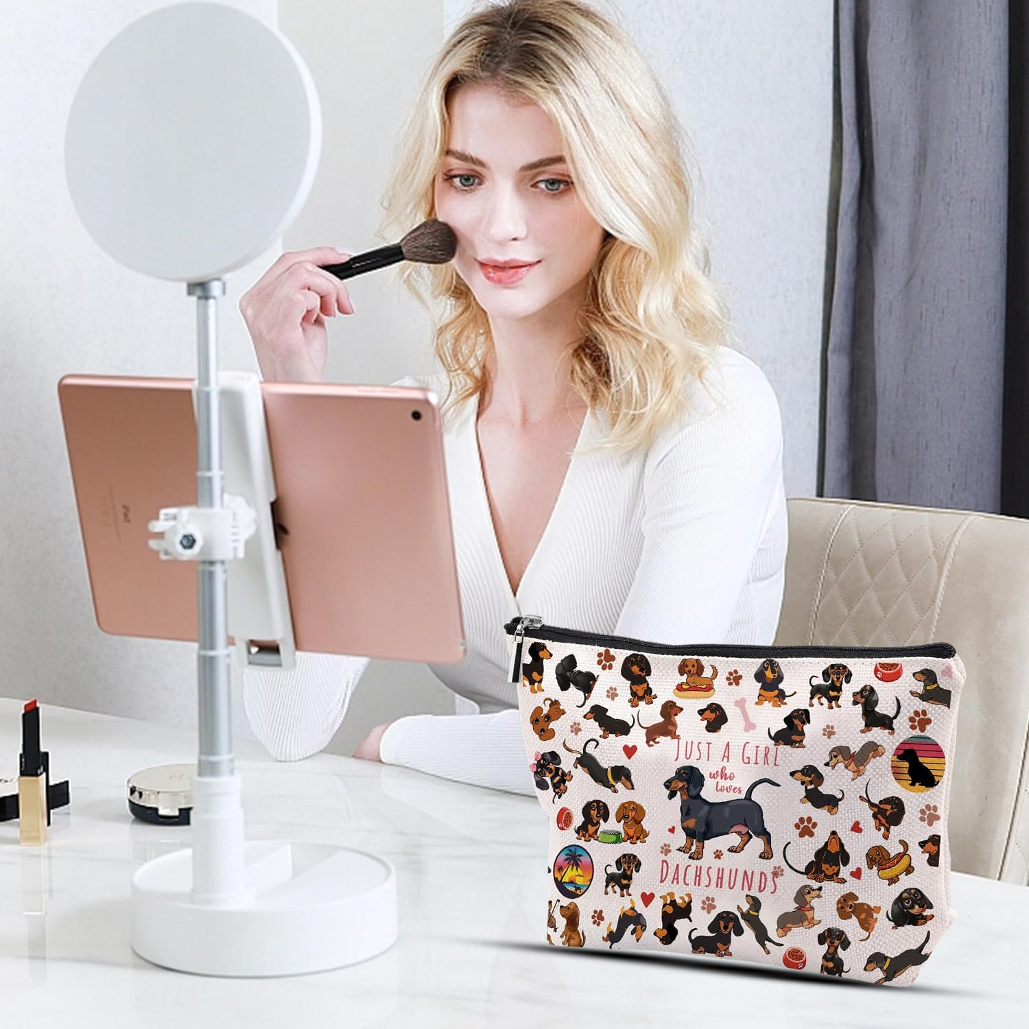 Cosmetic Bag for Girls Beautiful Dachshund Makeup Bag with Zip for Girlfriend Dachshund Gifts for Animal Lovers Portable Toiletry Bag Women for Travel Everyday Life (B) image number 4