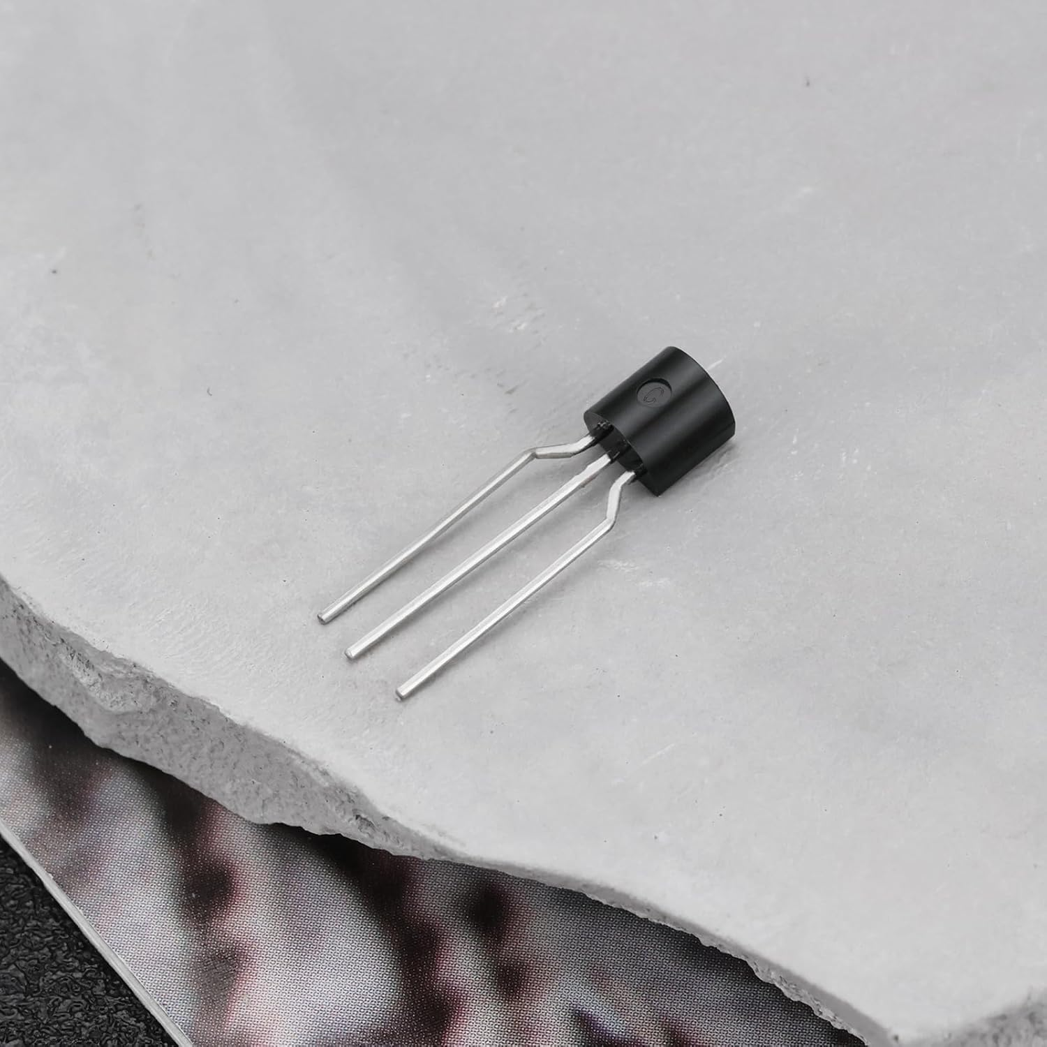 SING F LTD 100Pcs Plastic-Encapsulate Power Transistor NPN 2N2222A 2N2222 40V 0.6A 0.625W TO92 Compatible with Arduinos Compatible with R-Aspberry Pi Black image number 4