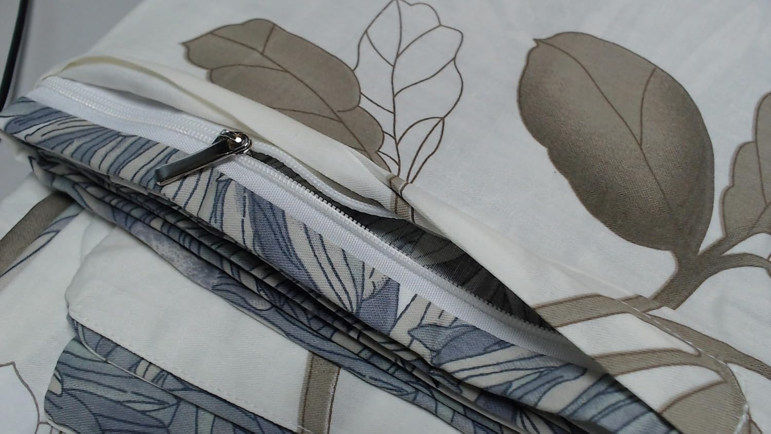 Swanson Beddings Daisy Silhouette Reversible Floral Print 3-Piece 100% Cotton Bedding Set: Duvet Cover and Two Pillow Shams (California King) (Comforter NOT Included)