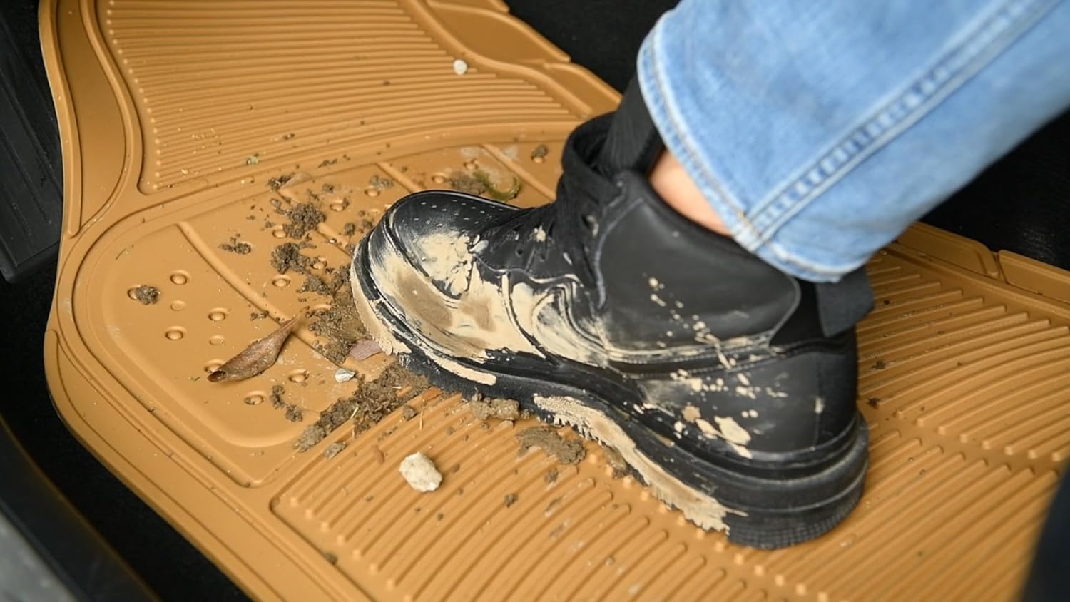 Amazon Basics 3 Piece Car Floor Mat, Beige image number 4