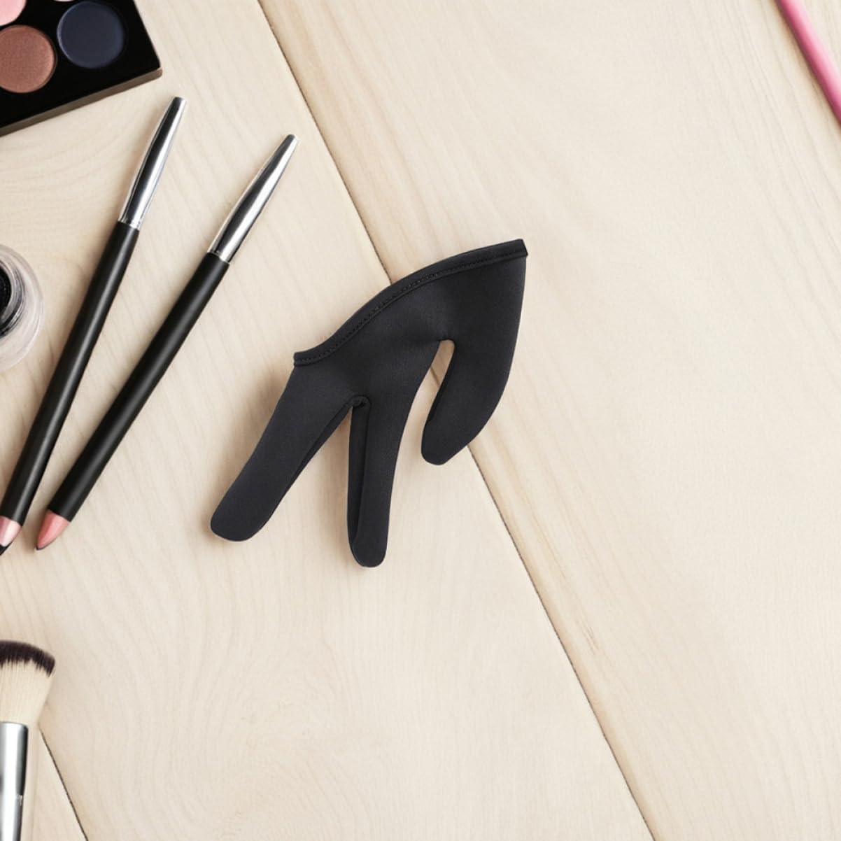 ERINGOGO 2Pcs Heat-Resistant Gloves for Hair Styling Three-Finger Design Black Insulation Gloves for Curling Wand and Straightener Suitable for Professional Hairdressers image number 2