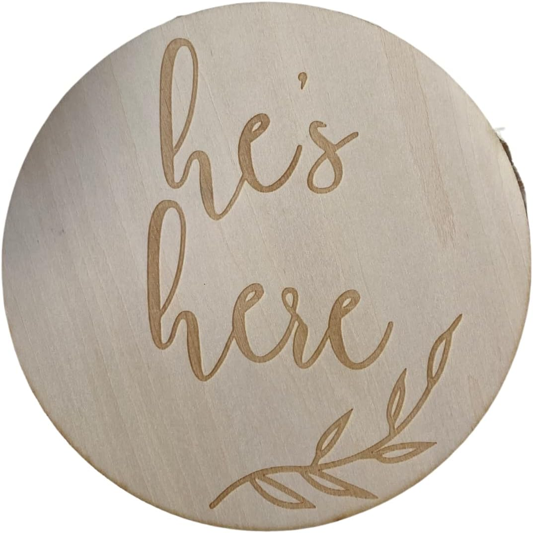 Wooden Baby Announcement Disc &ndash; Newborn Photo Prop & Keepsake Sign | Baby Gift | Birth Announcement Plaque &ndash; Multiple Designs Available (Hello I'M New Here)