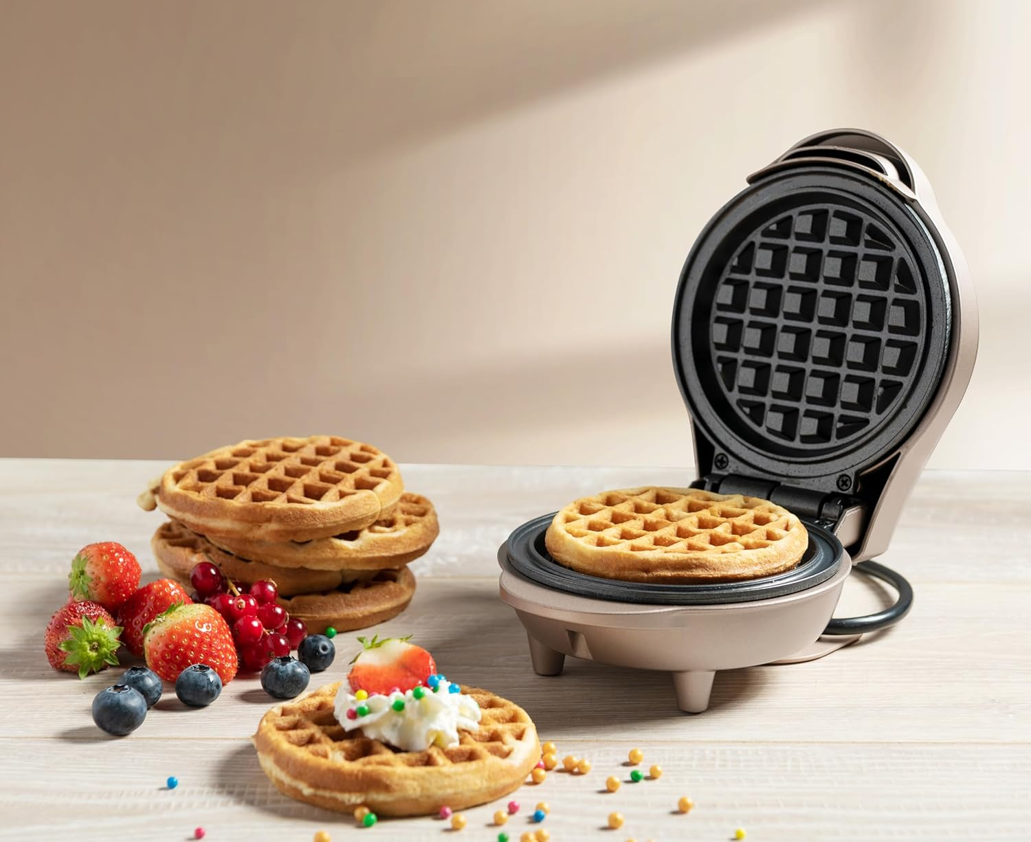Bestron Mini Waffle Maker for Classic Waffles, Small Waffle Maker with Non-Stick Coating for Children'S Birthdays, Family Parties, Easter or Christmas, Design: Retro, Colour: Light Beige - Blue image number 5