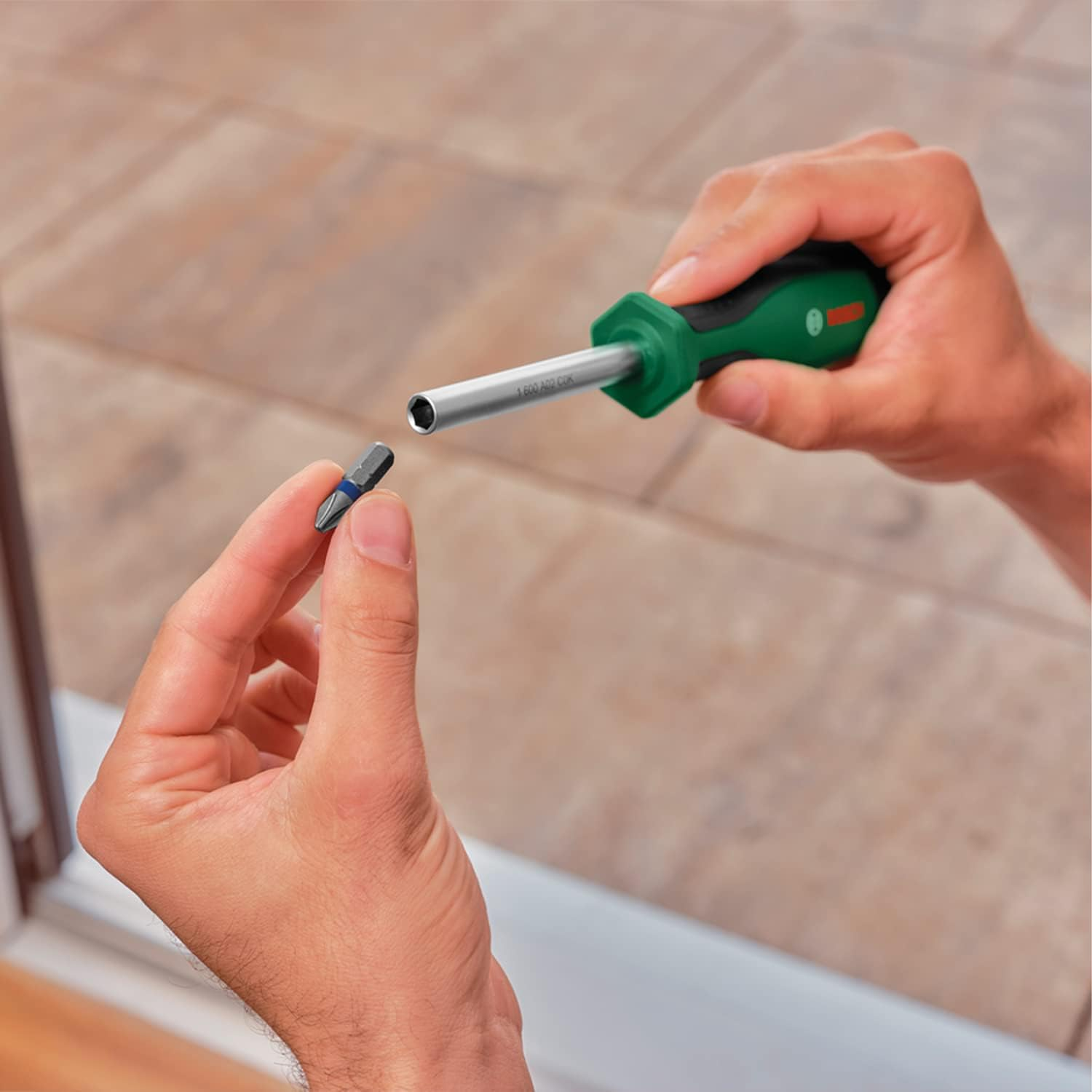 Bosch Home & Garden Mobility Hand Tool Set 26-Piece (Compact and Portable Tool Kit for DIY Tasks; Optimal Choice on the Road; 1/4" Ratchet; Combination Pliers; Universal Screwdriver; in Fabric Bag) image number 3