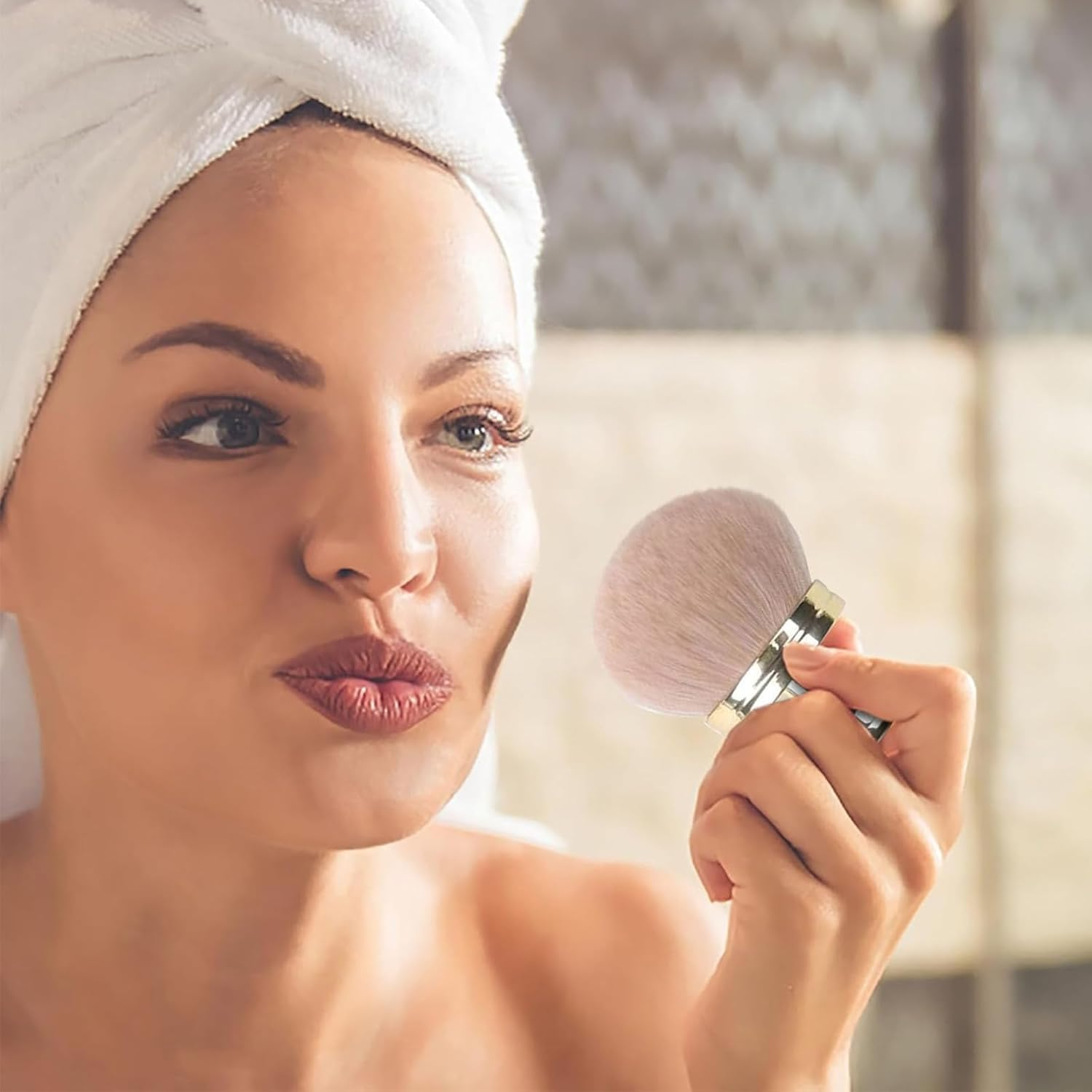 Kabuki Brush, Self-Tanning Brush, Powder Brush, Large Powder Brush, Golden Brush for Flawless Make-Up, Ideal for Face and Body, Perfect for Travel and Home, Perfect Gift for Women image number 3