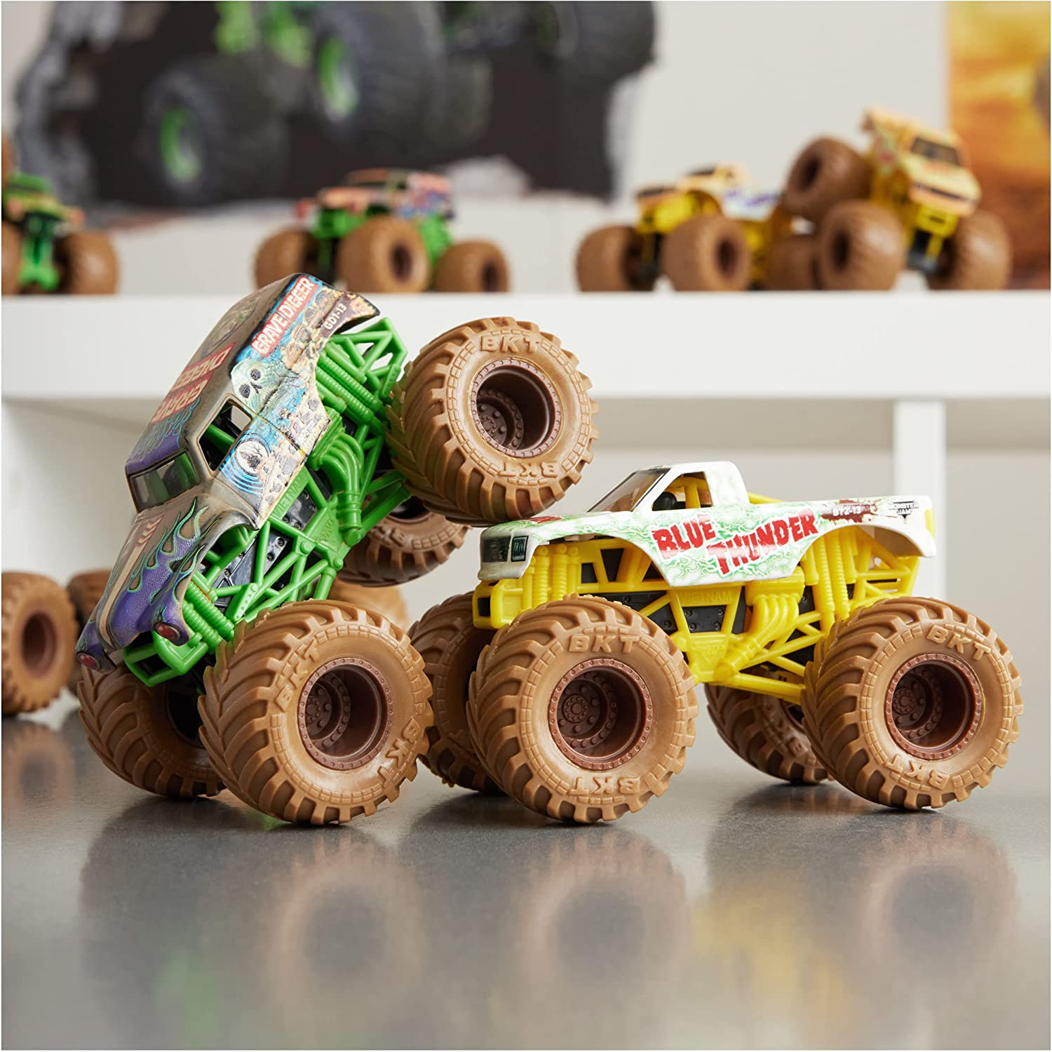Monster Jam, Mystery Mudders 2-Pack Monster Trucks, Official 1:64 Die-Cast Vehicles, Wash to Reveal (Styles Will Vary), Kids Toys for Boys 3+ image number 5