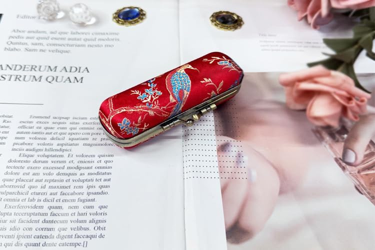 Lipstick Case with Mirror Lipstick Case Storage Case Kiss Lock of Iron Mini Portable Vintage Floral Pattern Jewelry Case Cosmetic Case,Retro Style (Red, 9 * 3.5 * 3.5Cm) image number 2