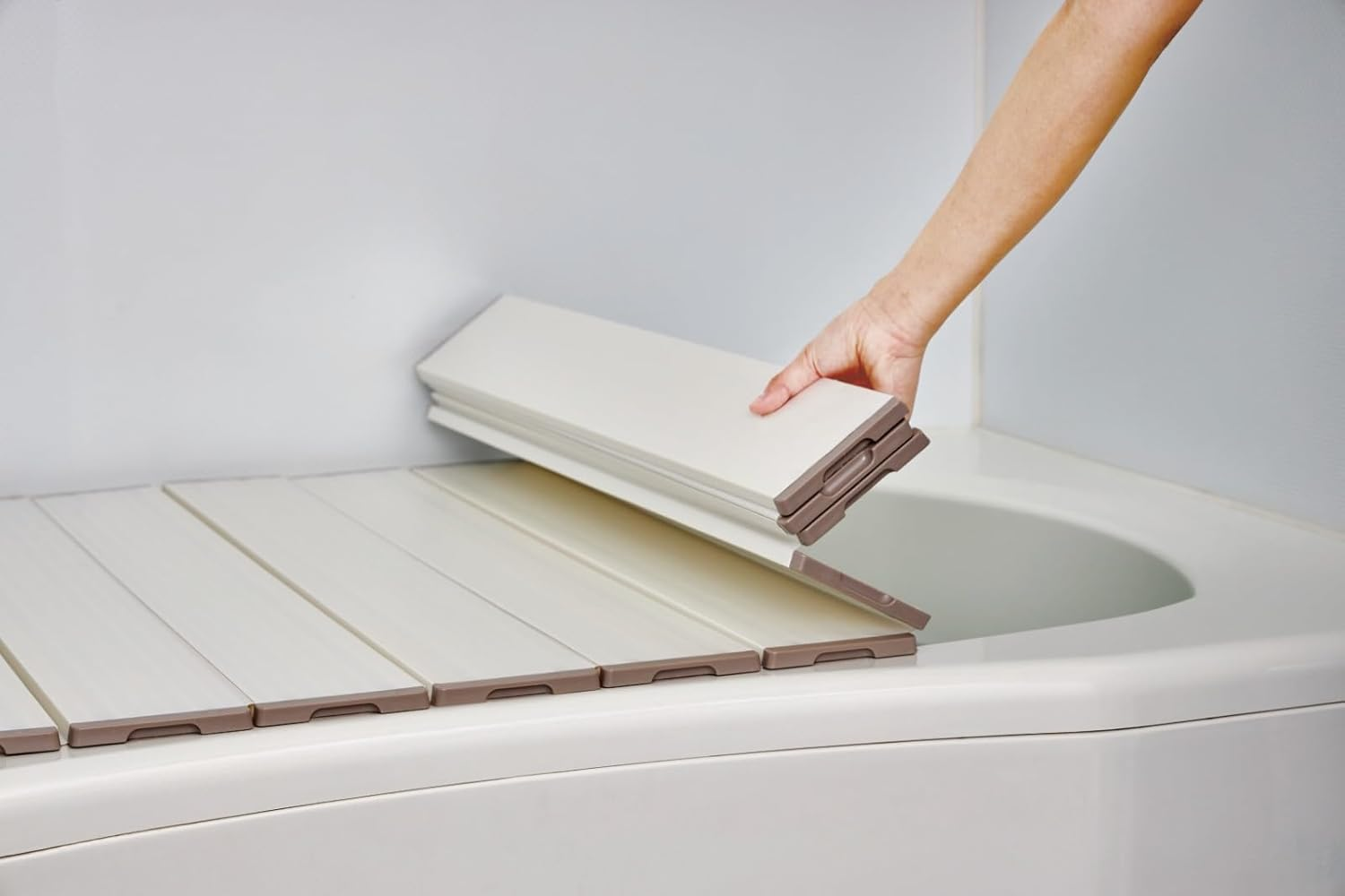 Mie Sangyo Foldable Compact Bath Lid, Product Size (Approx.) 27.6 X 56.5 Inches (70 X 141.8 Cm), White (Main Body) Stain Resistant (Soft), Ag, Antibacterial Treatment, Mildew Resistant image number 1