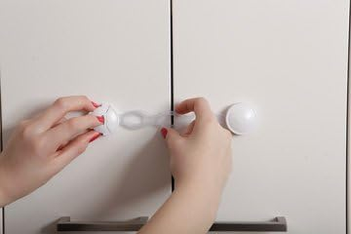 Dreambaby Ezy-Check Multi-Use Latches, (Pack of 3) - White image number 4