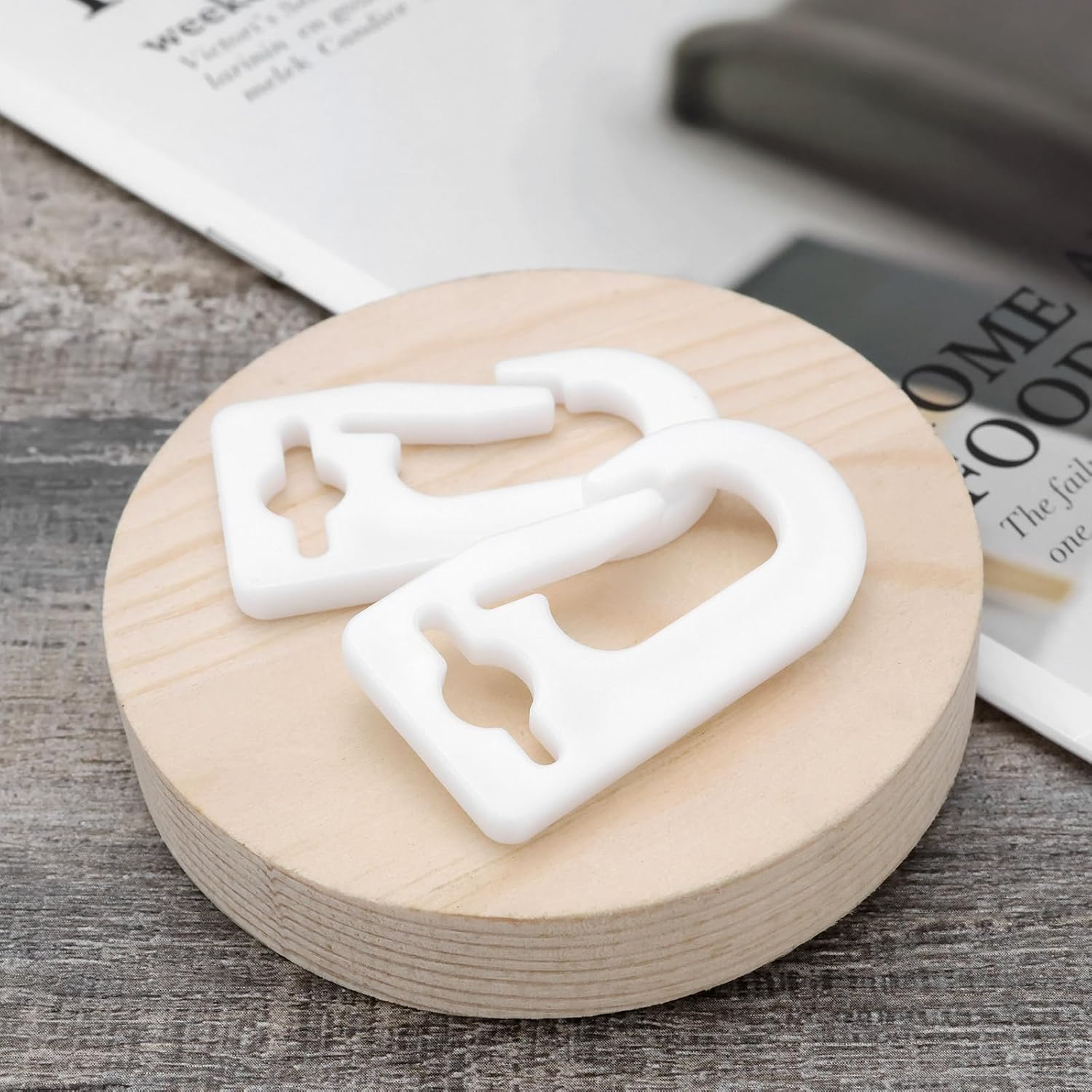 20Pcs White Plastic Carabiner Hook Flag Hooks Plastic Flag Pole Clip Snap Suitable for Flagpole Flags within 18Mm Width Accessories Tool image number 1