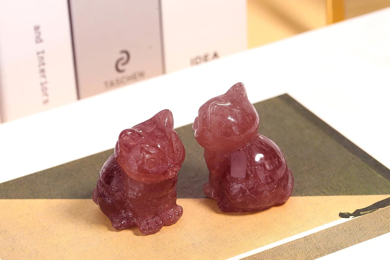 QINJIEJIE Strawberry Quartz Cat Crystals Figurines Carved Stone Healing Crystal Gemstone Sculpture Home Office Decoration Sitting Cat Statue Gifts for Women
