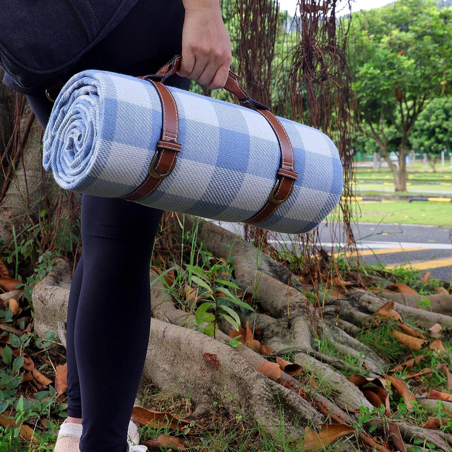 79"X79"Oversized Picnic Blankets Waterproof Sandproof Picnic Mat for 6-8 Adults, Large and Thick Picnic Blanket Portable Straps for Beach Blankets or Family Outdoor Camping Parties image number 2