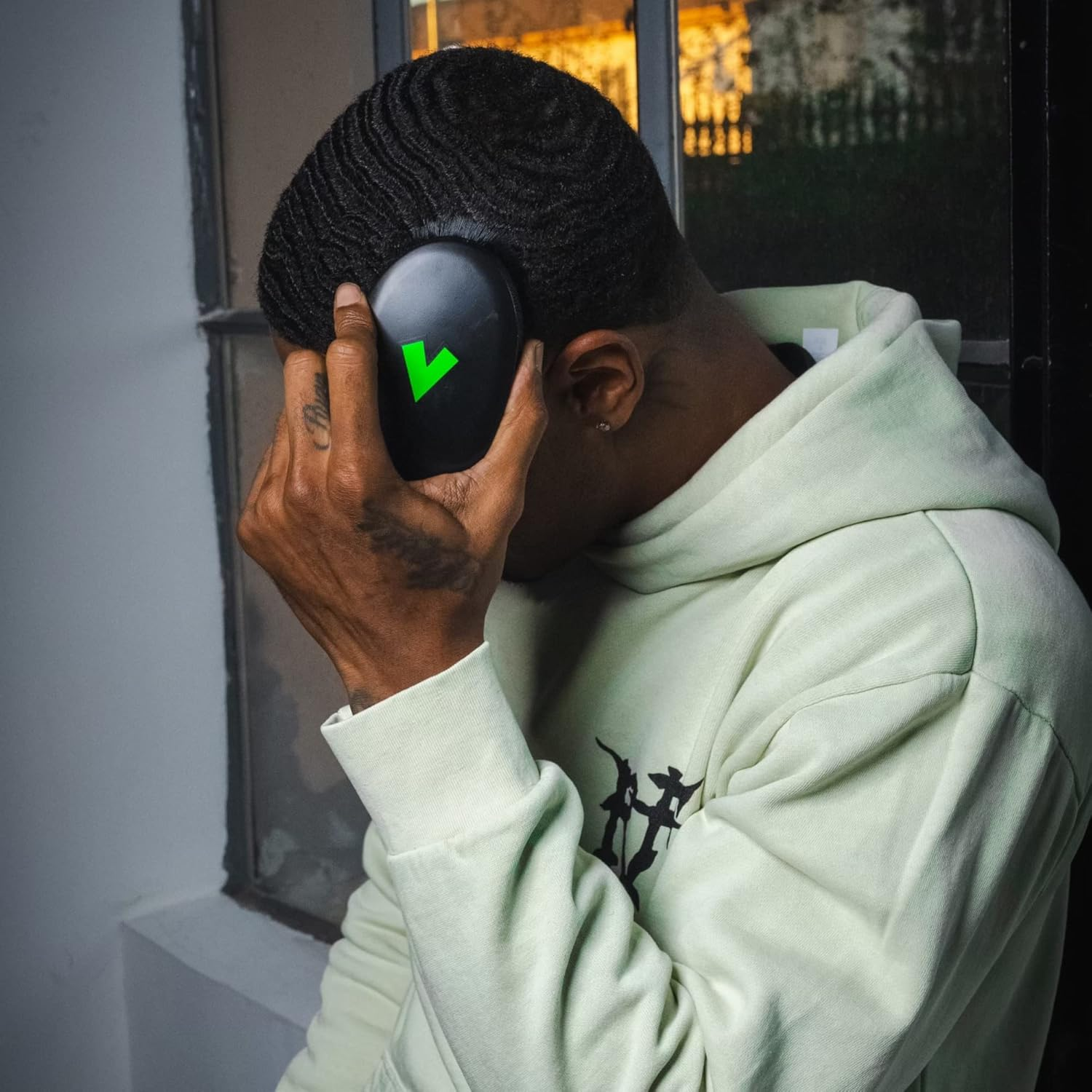 Veeta Superior Medium Wave Brush - Hair Brush for Men with 100% Synthetic Flex Bristles, Curved Design, and Protective Cover - Ideal for Short or Long Wavy Hair image number 4