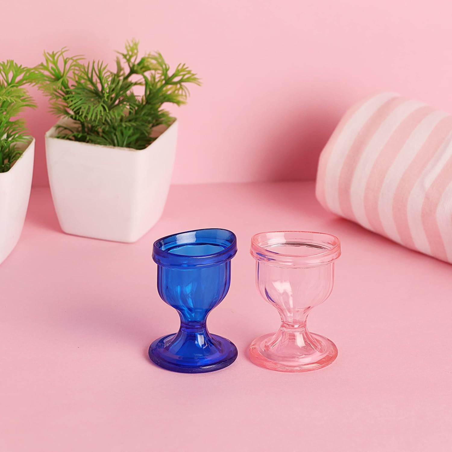 Healthgoodsin - Reusable Colored Eyewash Cup Set Curved Design | Thick Plastic Eyewash Cup Set for Eye Cleansing (Pink and Blue) image number 2