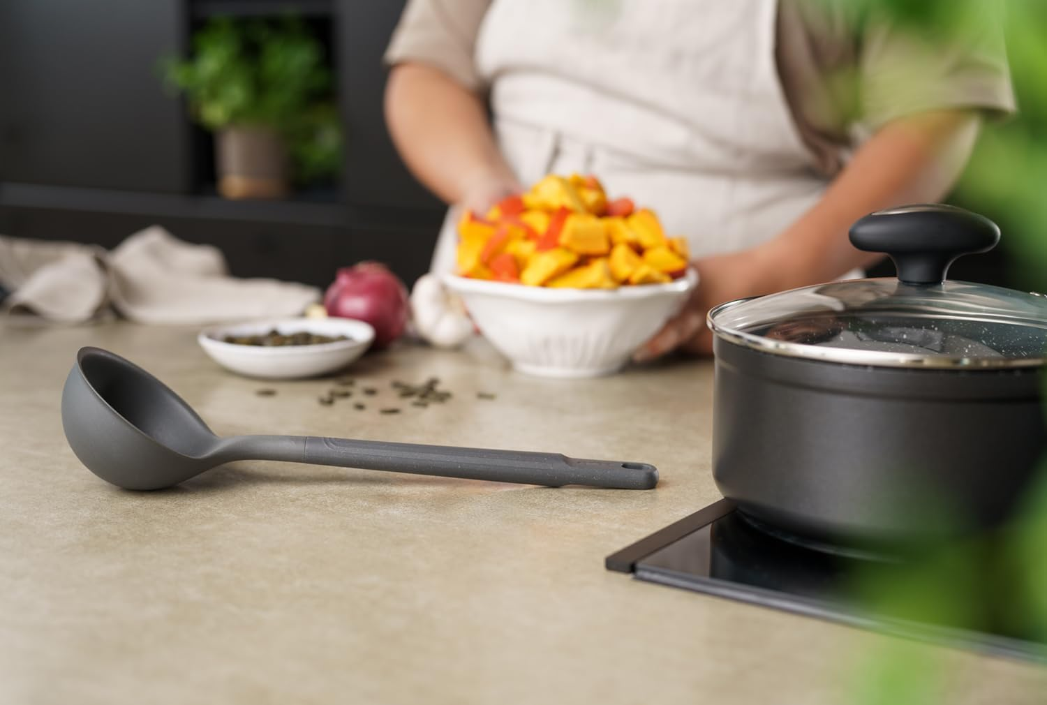 Zyliss Medium Ladle, Sustainable Wheat Straw/Nylon Soup Ladle for Stirring, Serving, & Scooping Soups, Stews, Sauces & More W/Heat Resistant Silicone Head, Dishwasher Safe, 28Cm X 5.5Cm - Beluga Grey image number 4