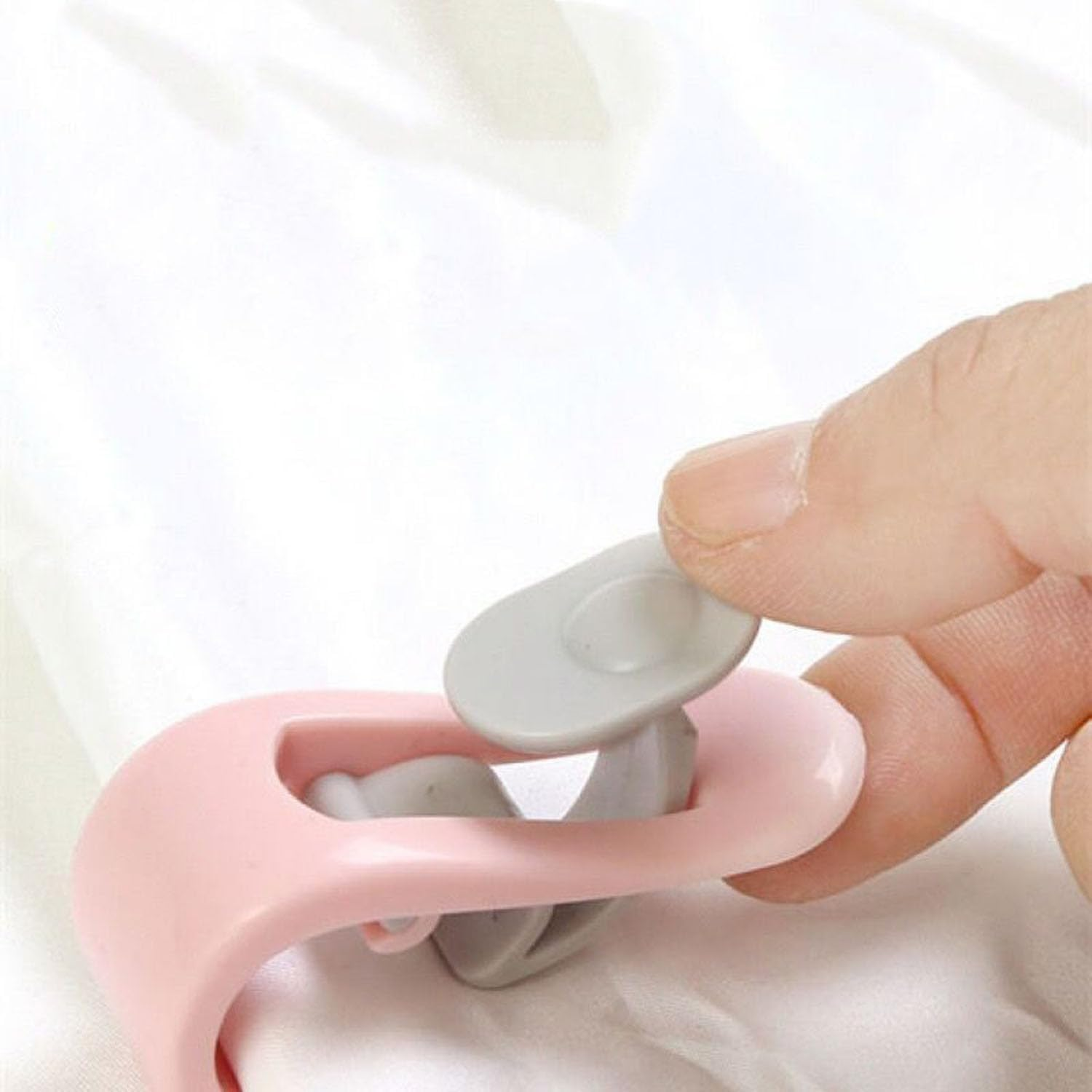 16Pcs Quilt Duvet Clips,Non-Slip Bed Sheet Clips,Clip No Pins Safe Design,Padded Clips Blanket Fasteners to Secure Bedding for Preventing Comforters from Shifting inside Duvet Cover image number 5