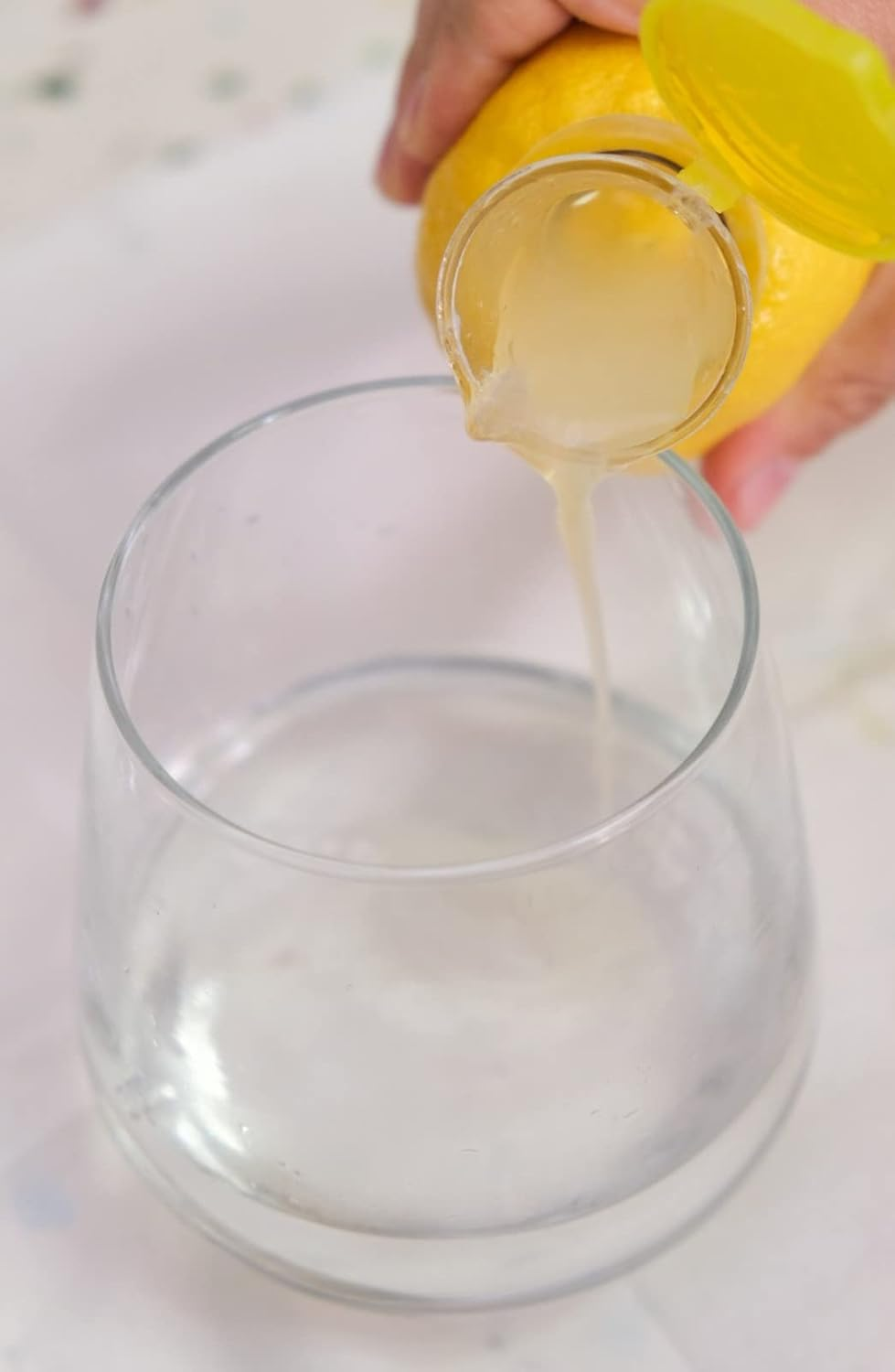 YZC Lemon Squeezer &ndash; 2-Pack Lemon-Juicer &ndash; Bpa-Free Plastic Lime Juicer&ndash; Compact Juice Extractor Citrus Press with Lid &ndash; Squeeze Lime for Cocktails, Drinks image number 2