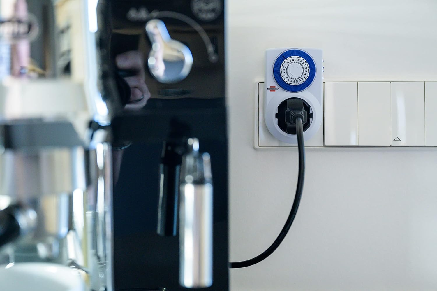 Brennenstuhl White Daily Timer, Mechanical Timer Socket with Increased Touch Protection for Indoor Use image number 4